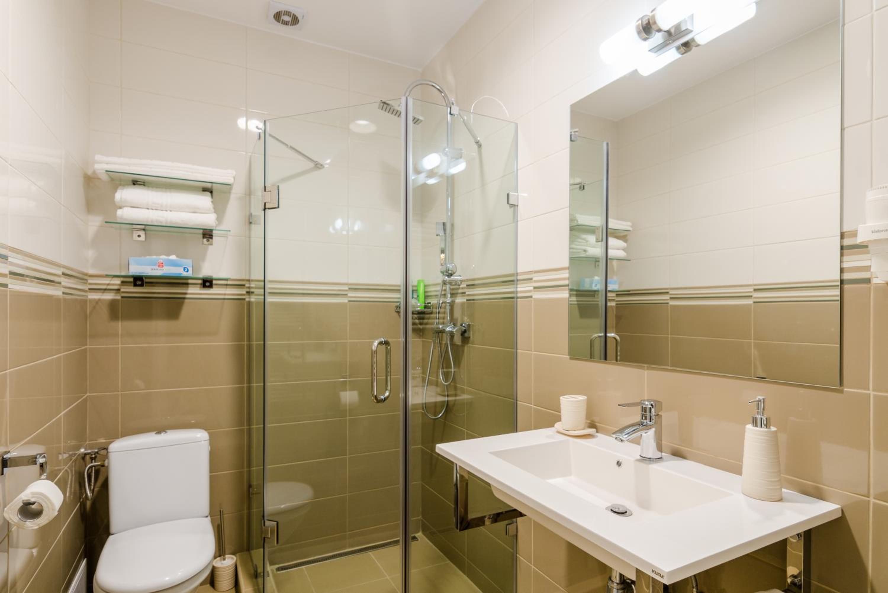 Double or Twin Room with Balcony - Photo 10