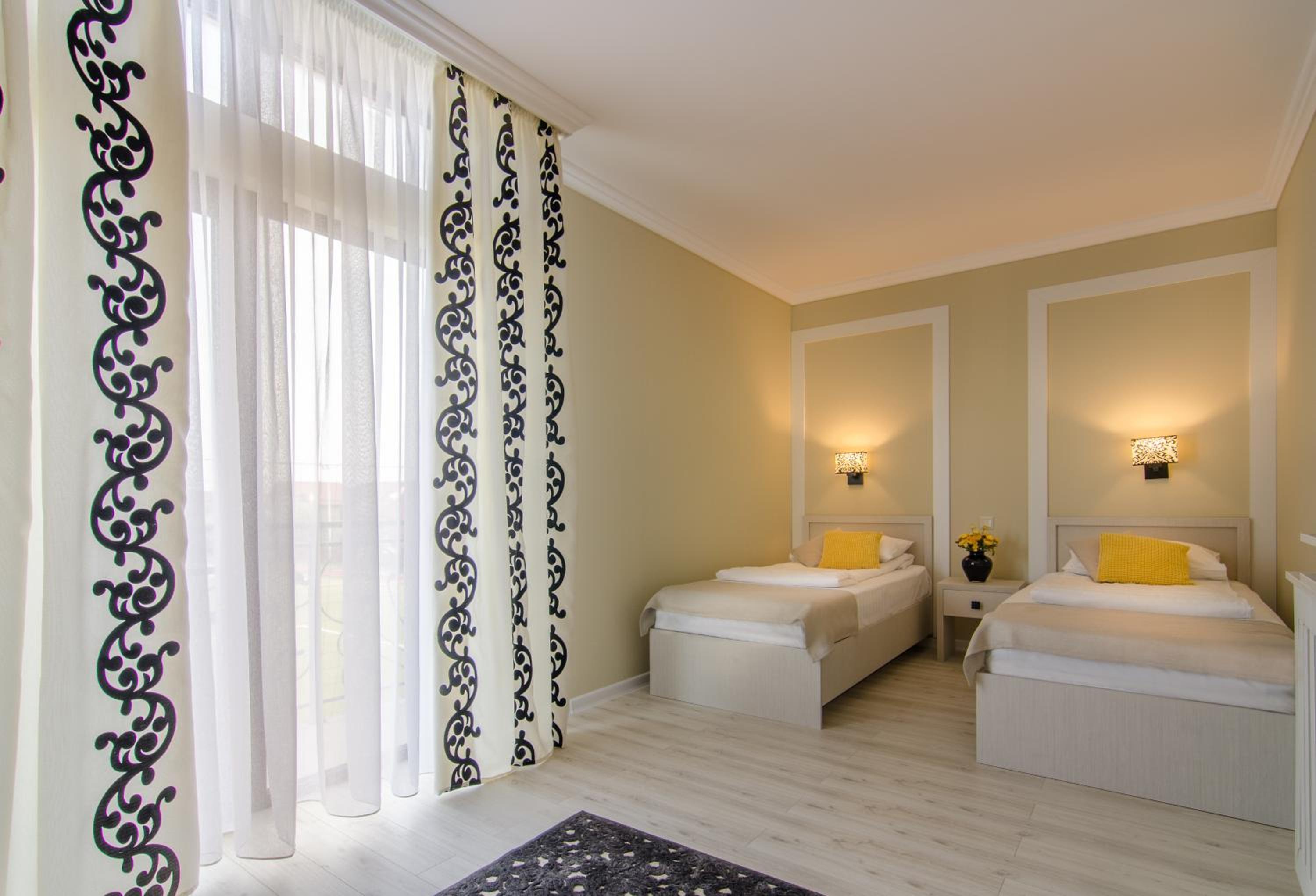 Double or Twin Room with Balcony - Photo 8