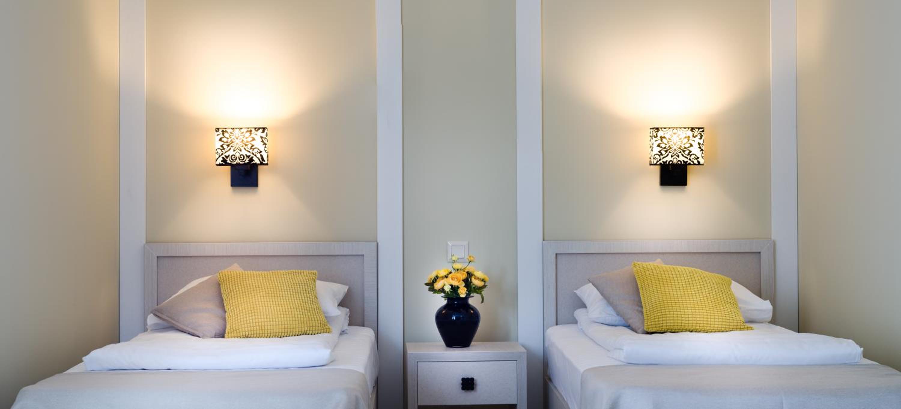 Double or Twin Room with Balcony - Photo 9