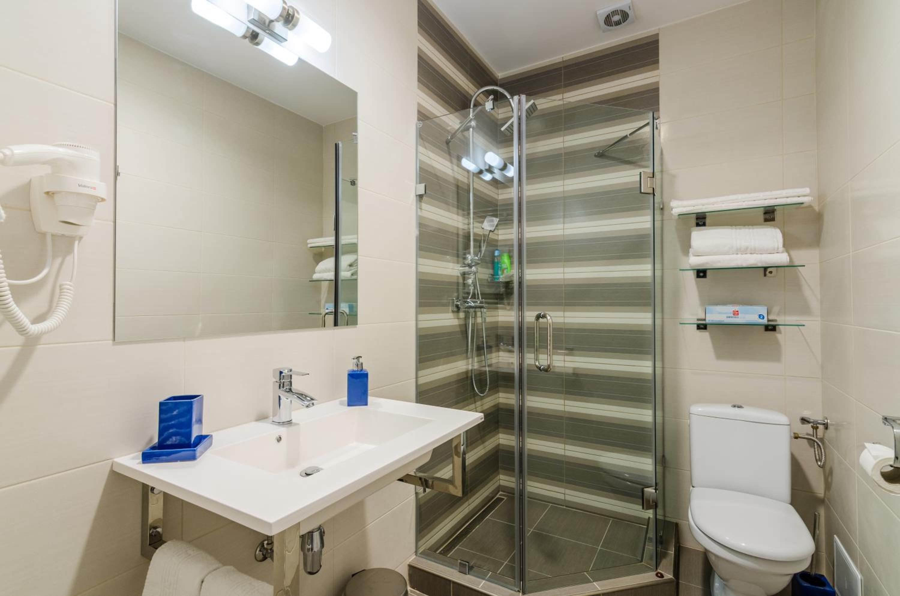 Double or Twin Room with Balcony - Photo 13