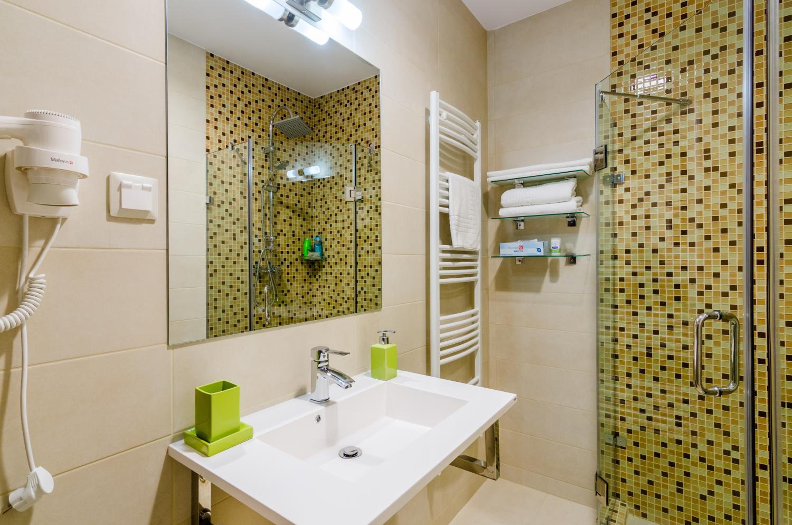 Double or Twin Room with Balcony - Photo 17