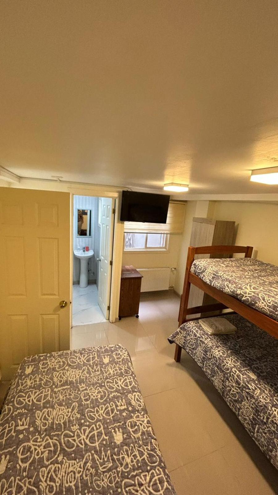 Family Room with Private Bathroom photo 2