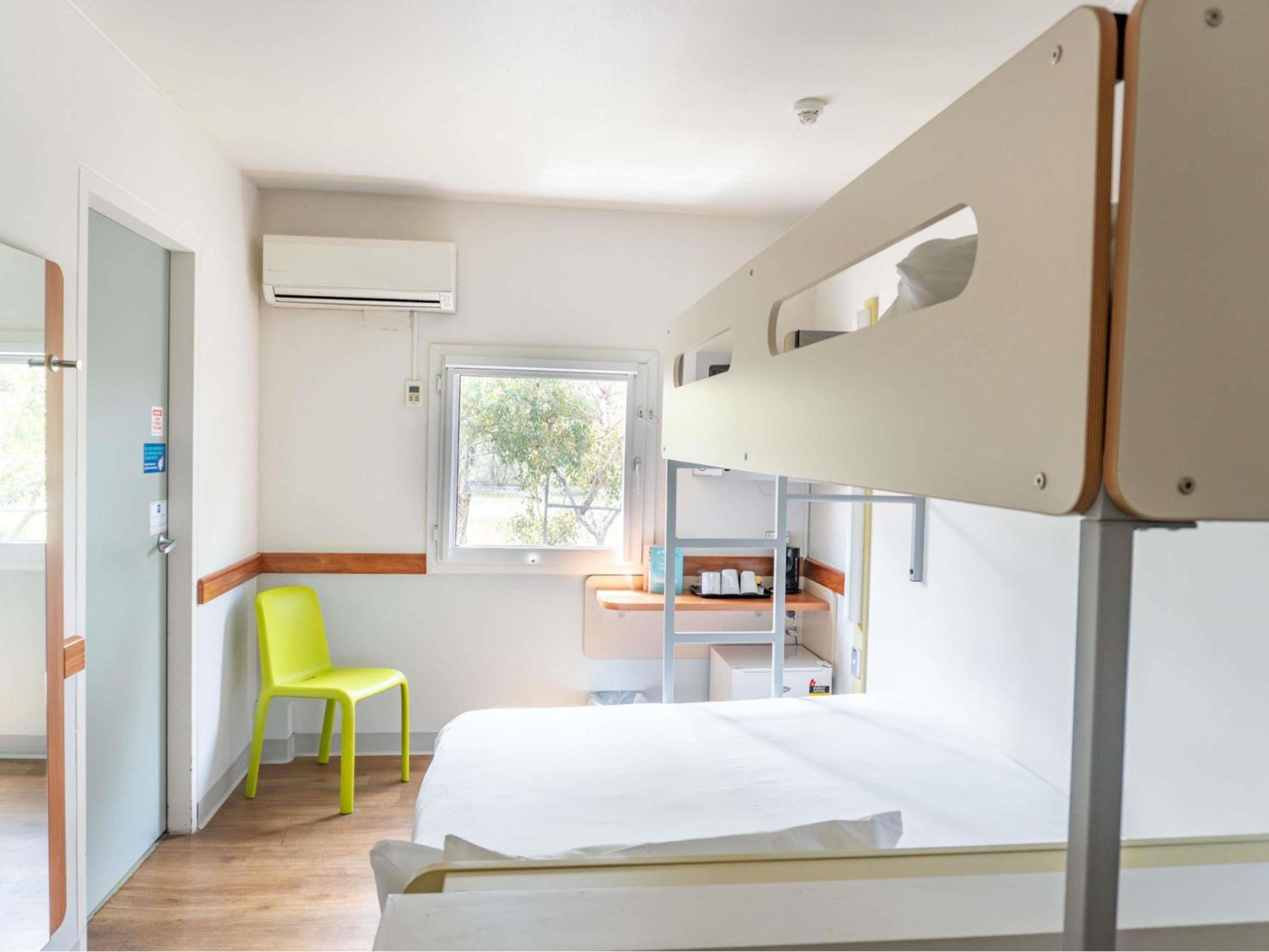 Standard Queen Room with Special Access Bathroom photo 2