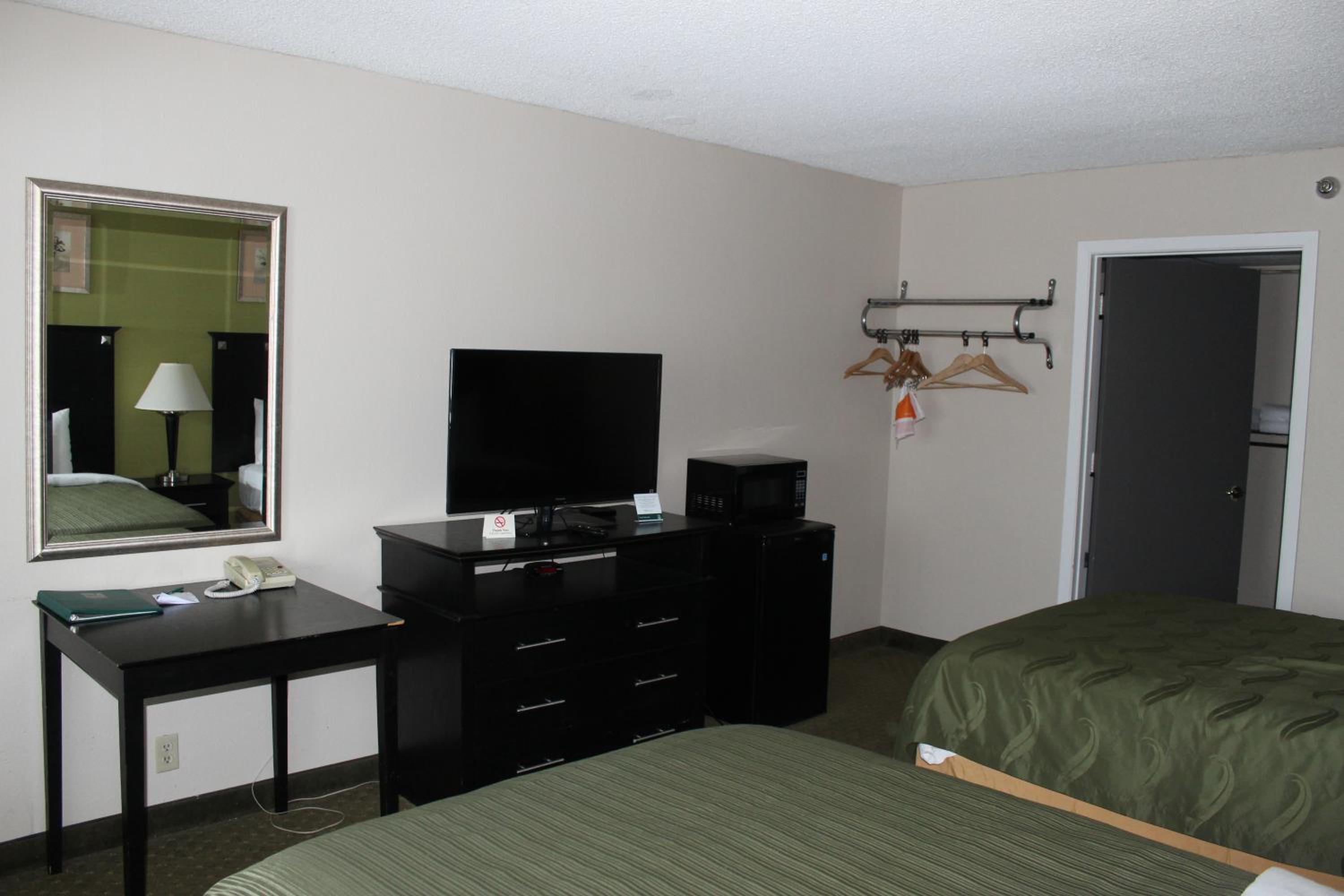Double Room with Two Double Beds - Photo 2