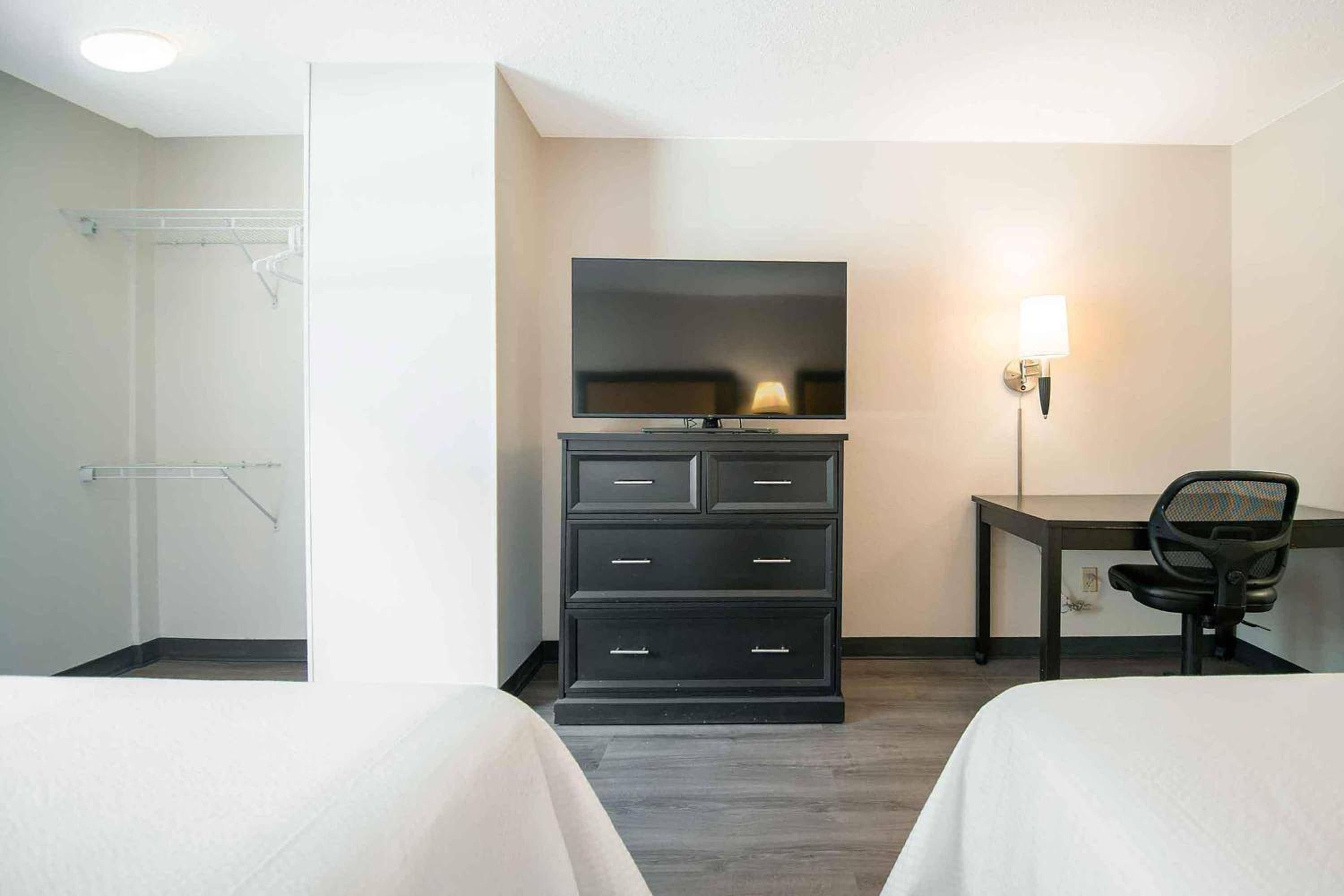 Studio with 2 Queen Beds - Non-Smoking - Photo 5
