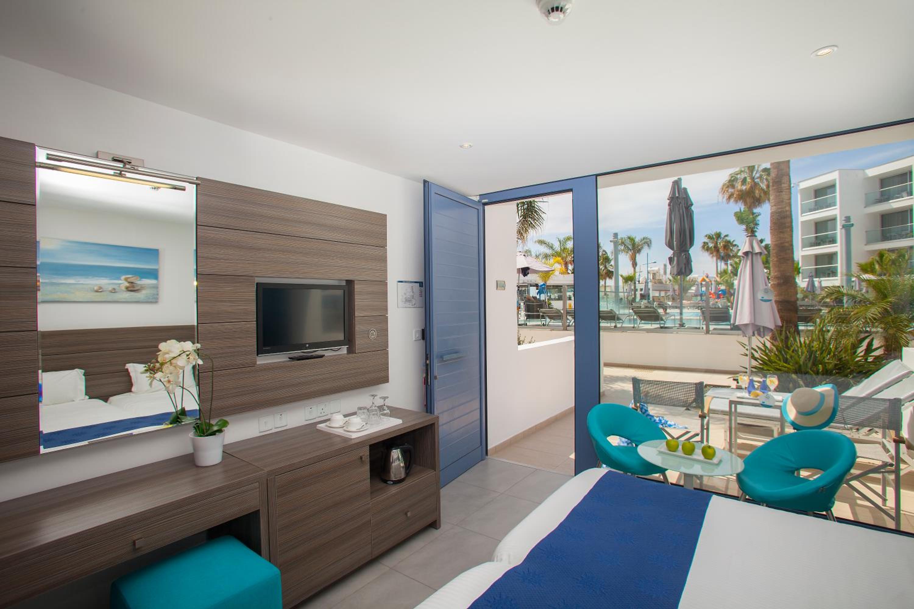 Superior Double or Twin Room with Terrace and Pool View