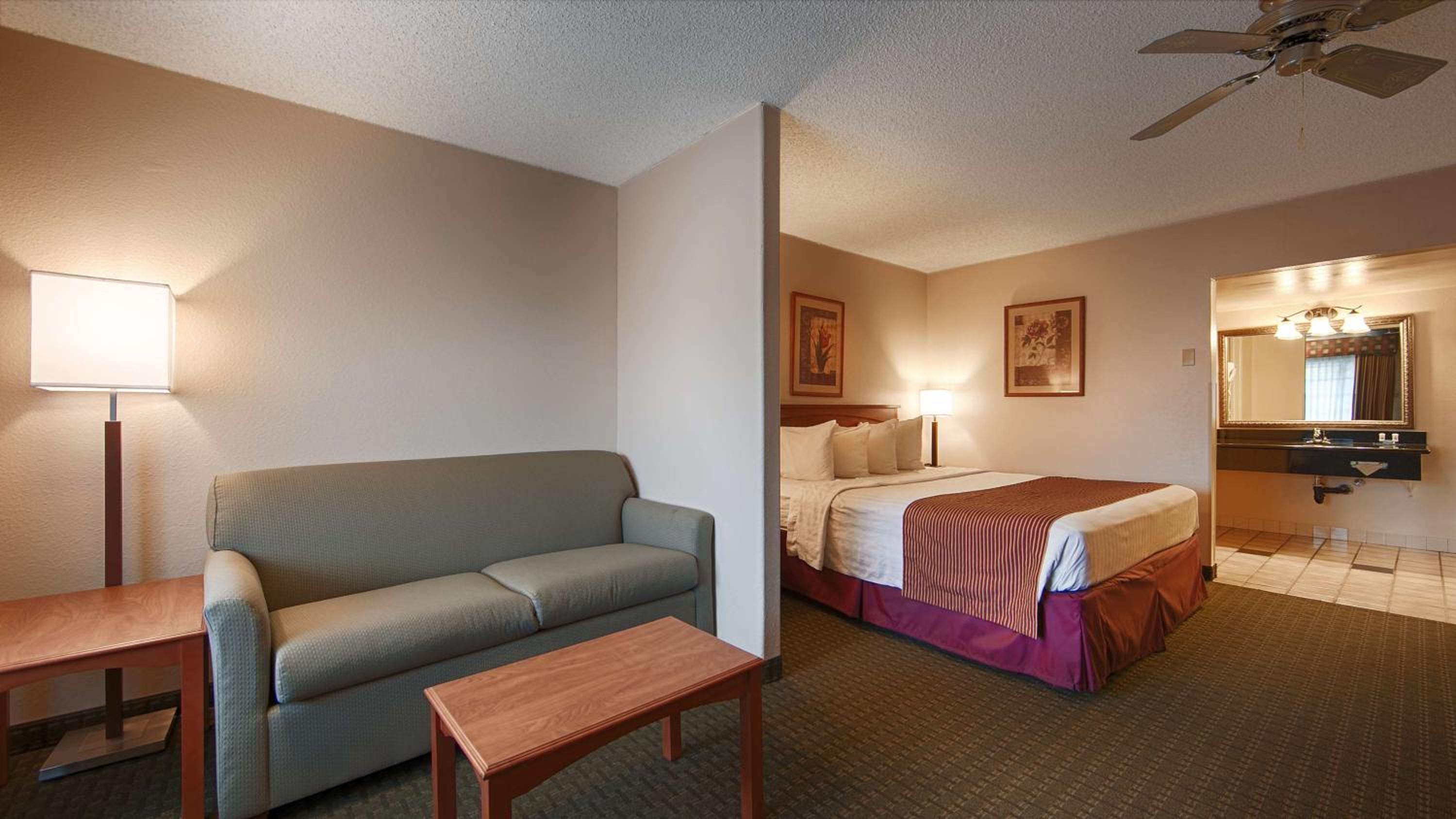 King Suite - Non-Smoking photo 3