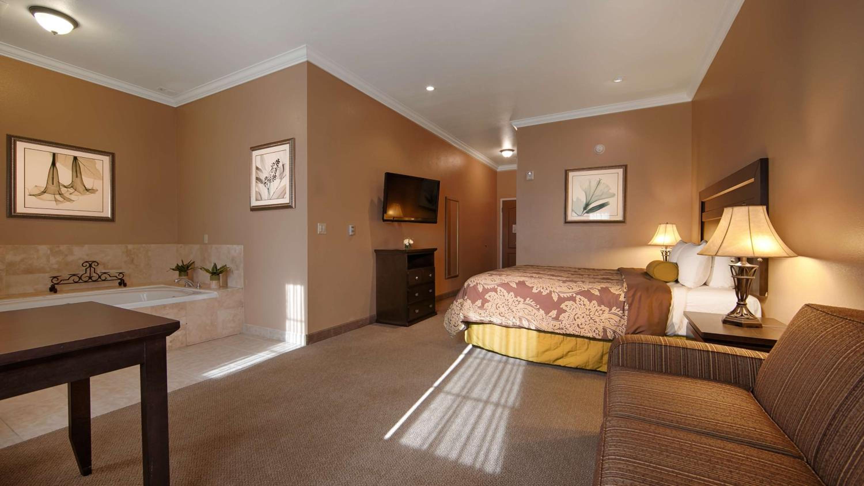 King Suite - Disability Access/Non-Smoking - Photo 2