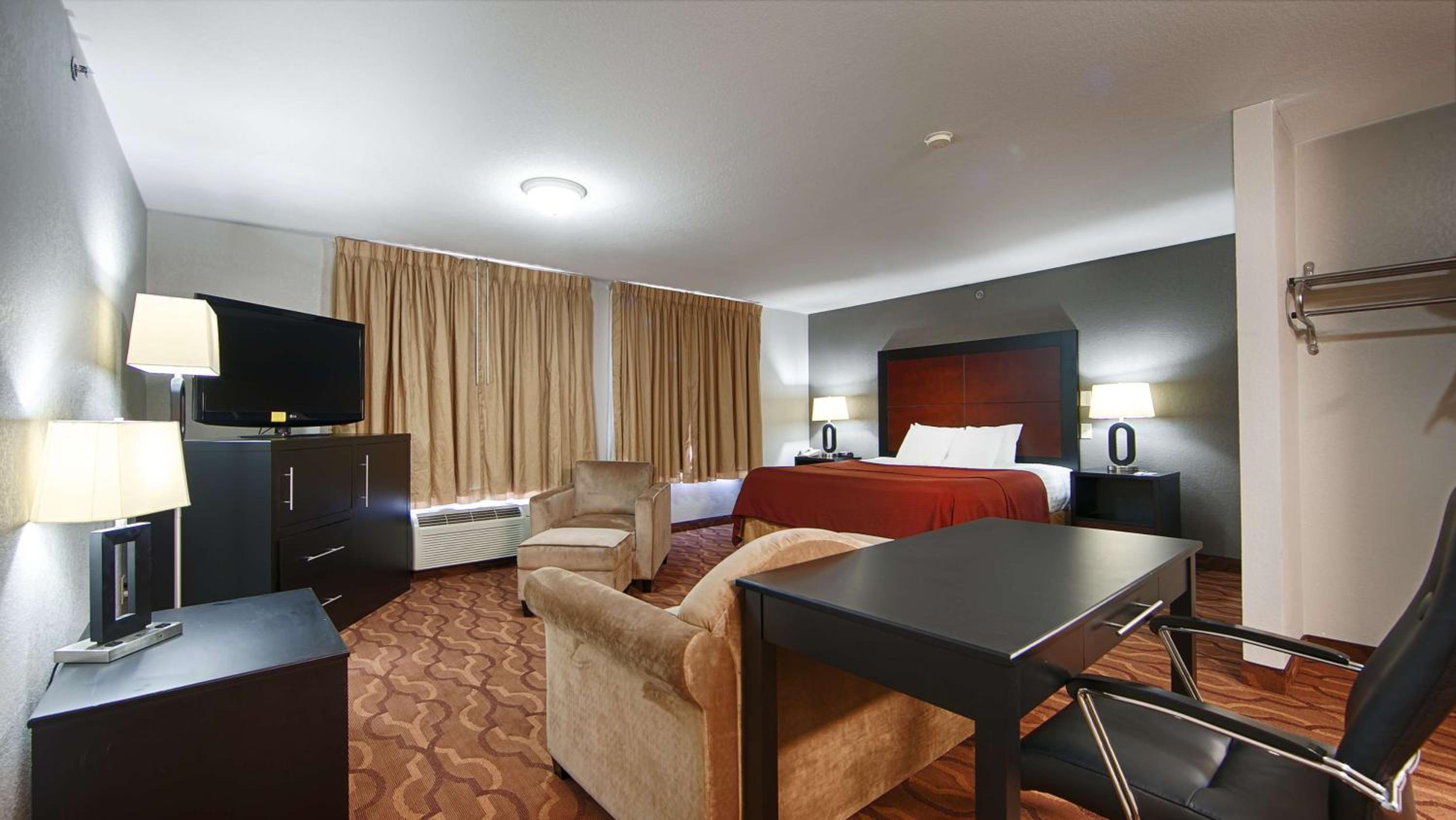 King Suite with Sofa Bed - Non-Smoking - Photo 4