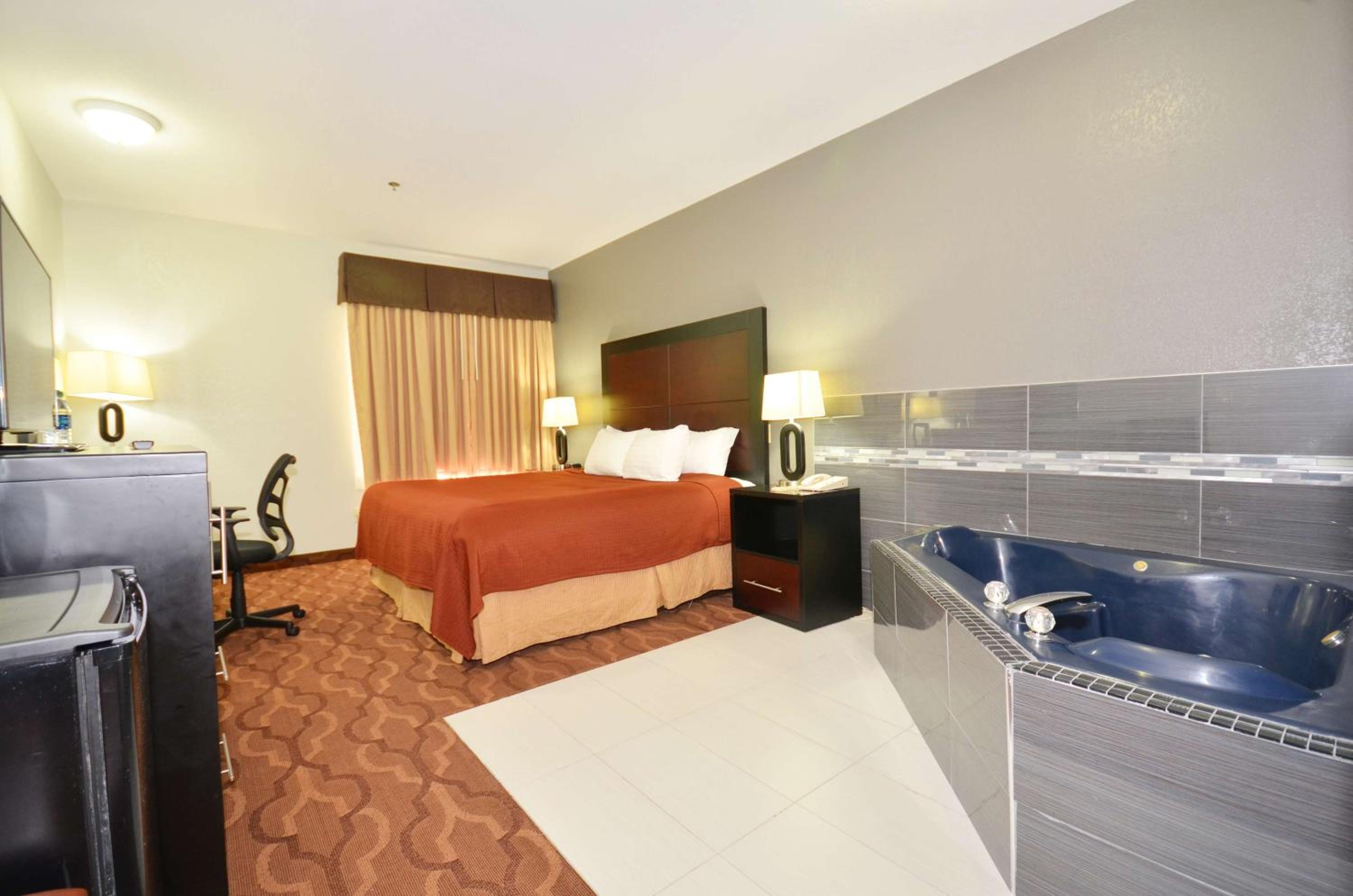 King Room with Spa Bath - Non-Smoking - Photo 2
