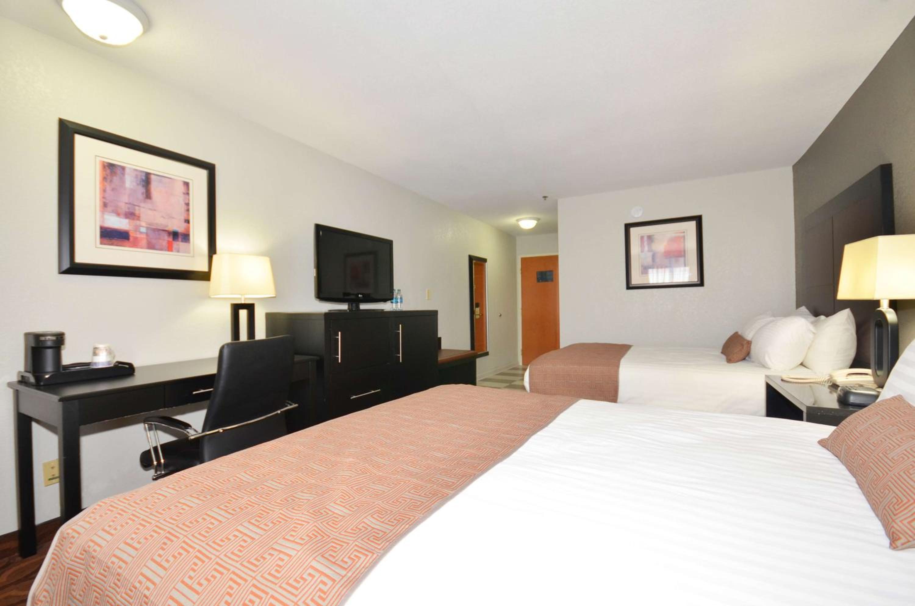 Queen Room with Two Queen Beds - Non-Smoking - Photo 3