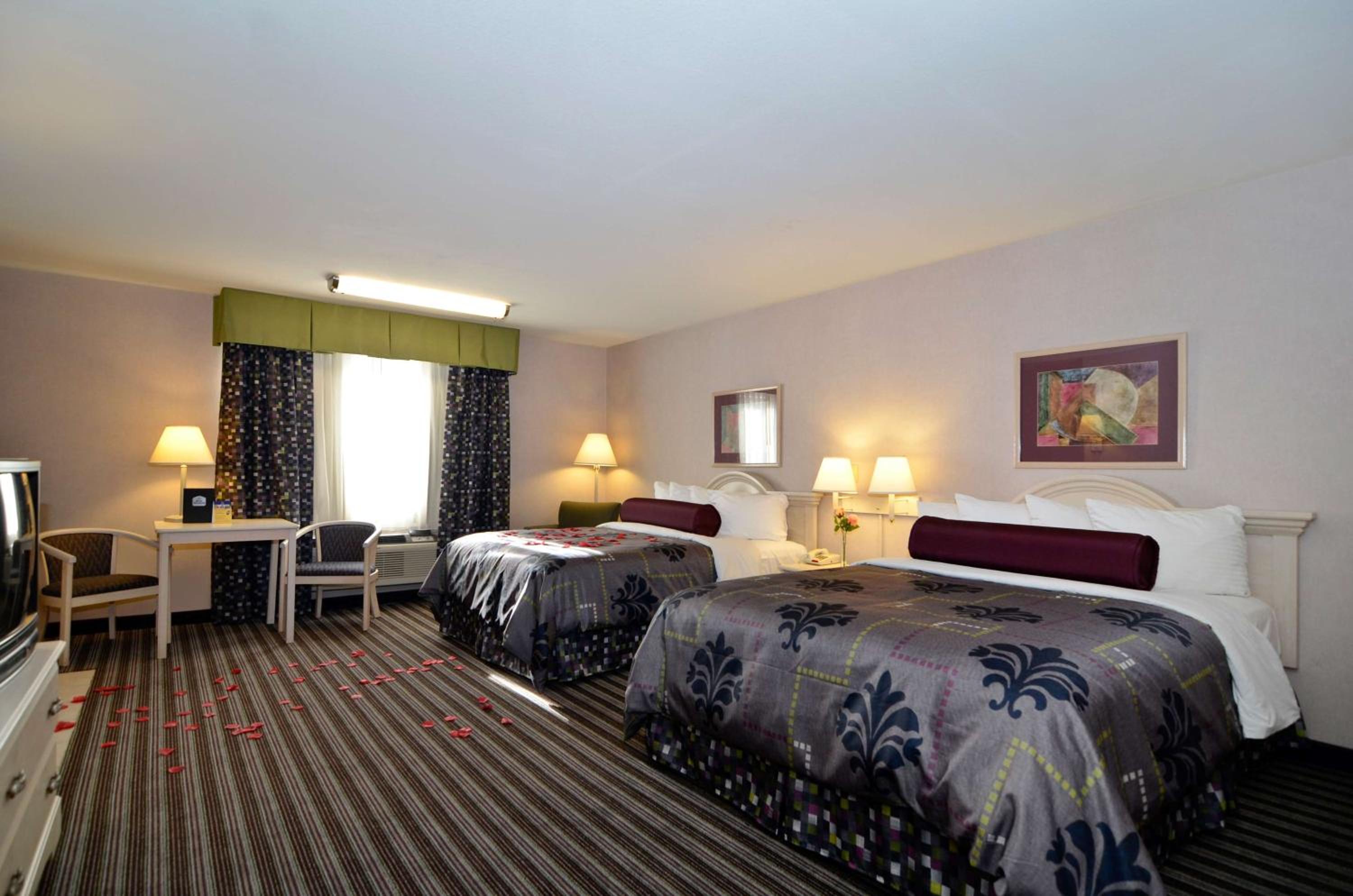 Queen Room with Two Queen Beds - Non-Smoking photo 2
