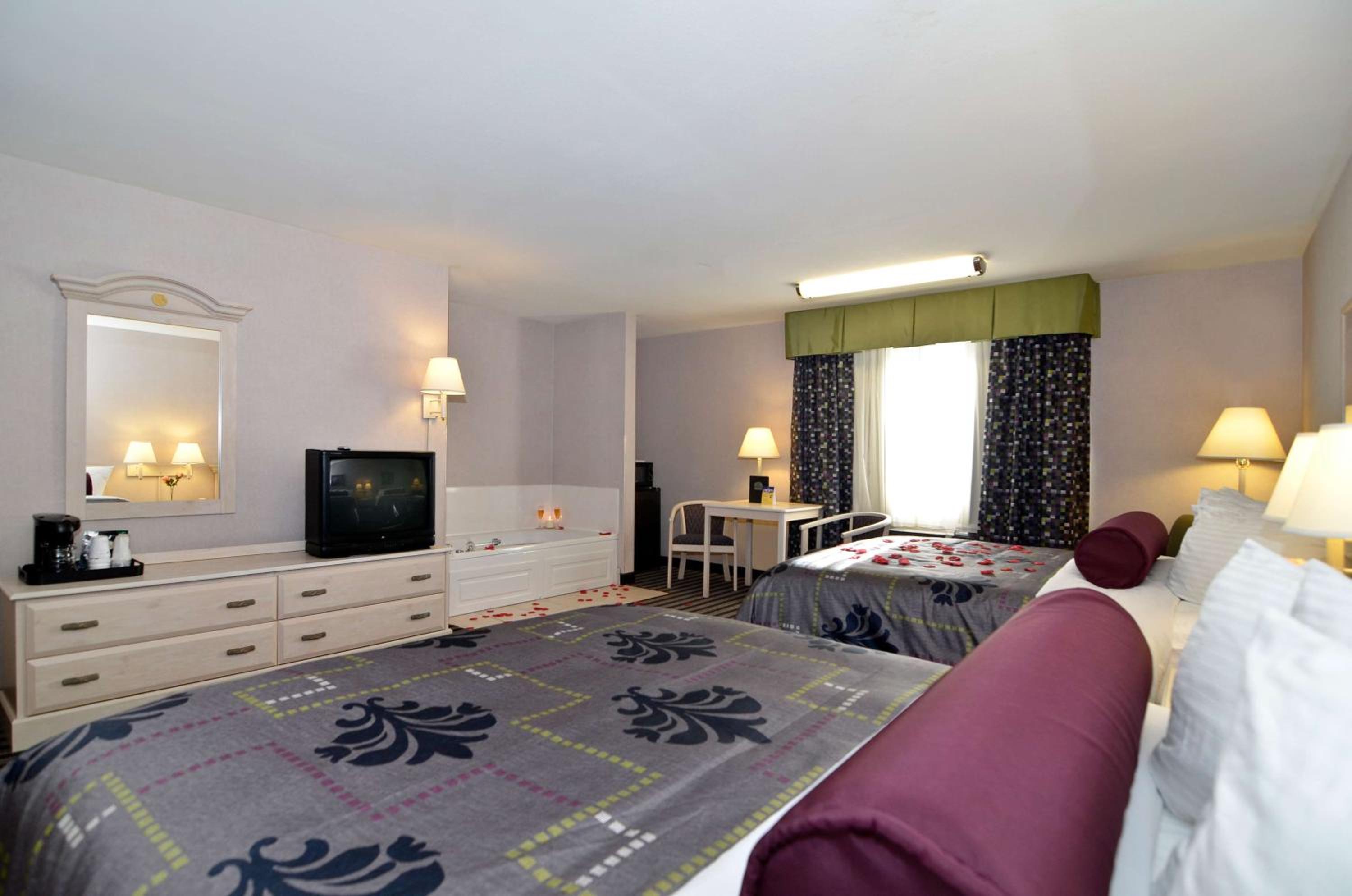 Quadruple Suite with Spa Bath - Non-Smoking photo 1