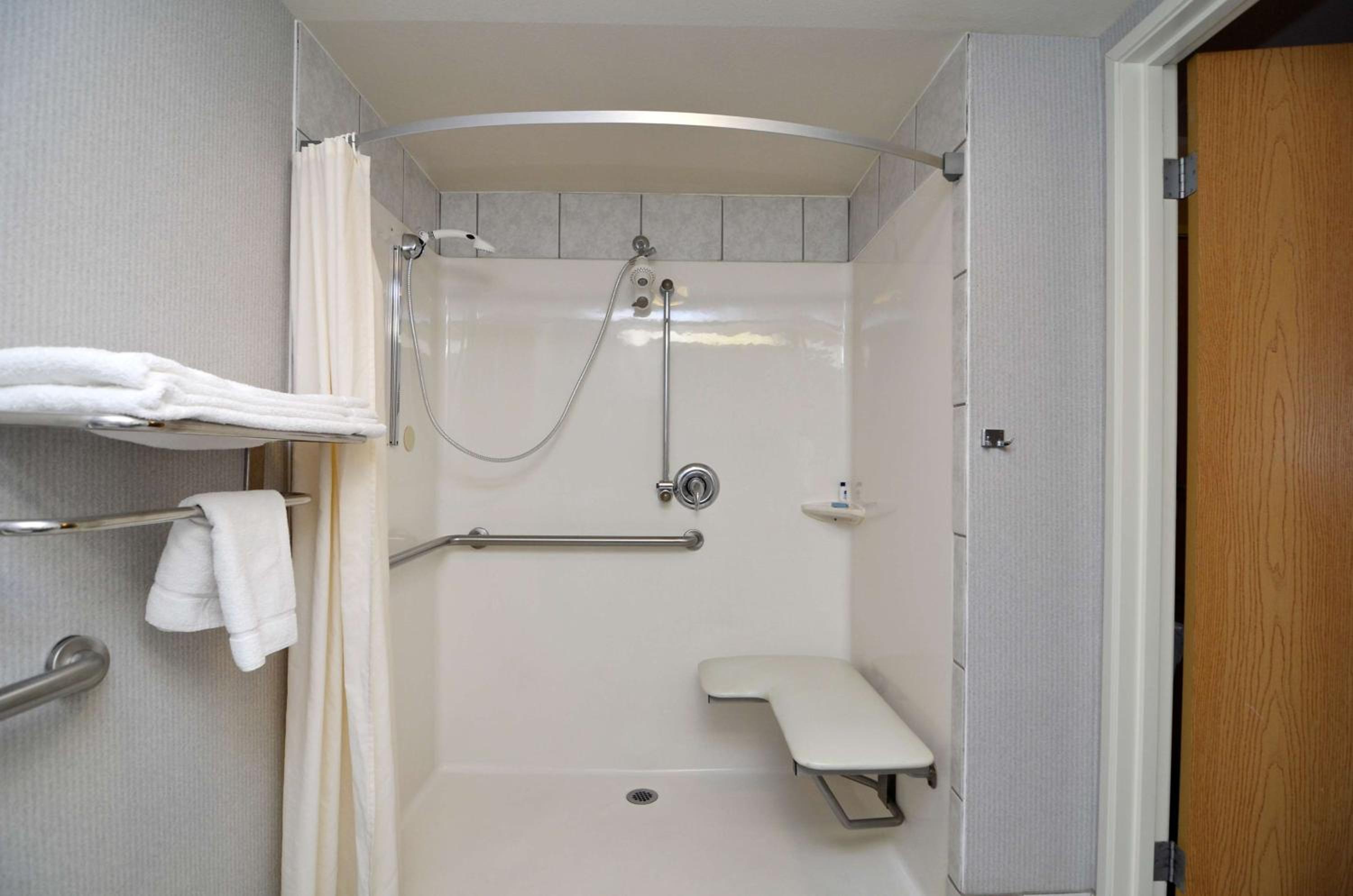 King Room With Roll-In Shower - Disability Access/Non-Smoking photo 3