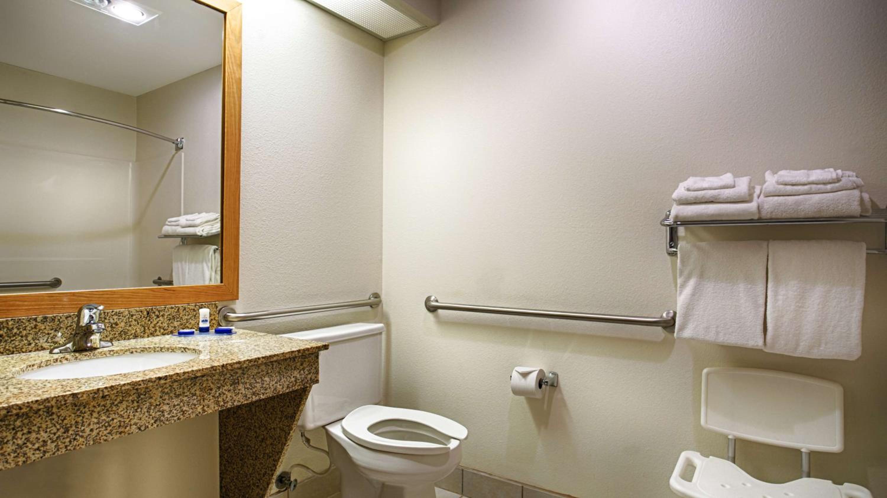 King Suite - Non-Smoking photo 3