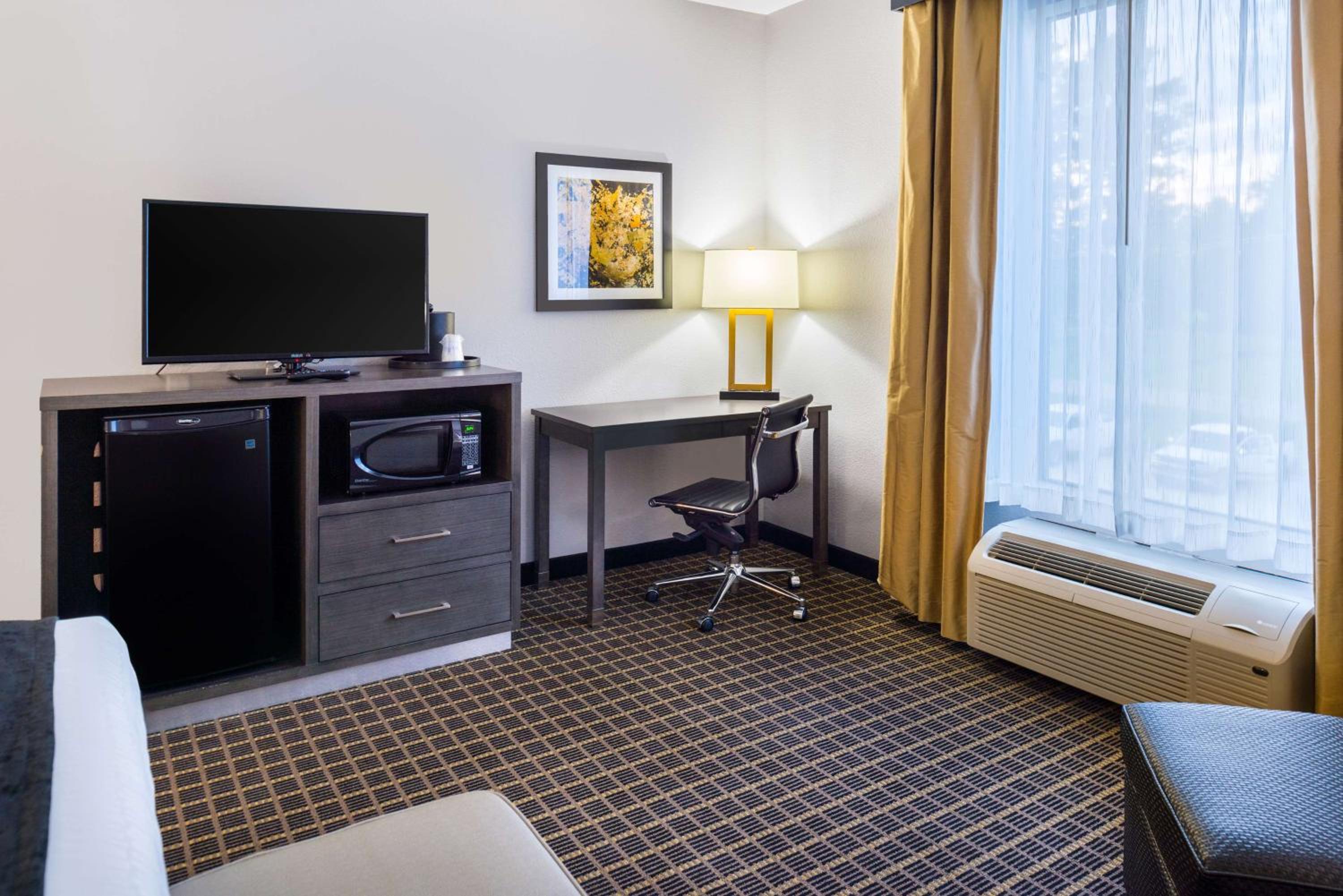Queen Suite with Two Queen Beds and Sofa Bed photo 1