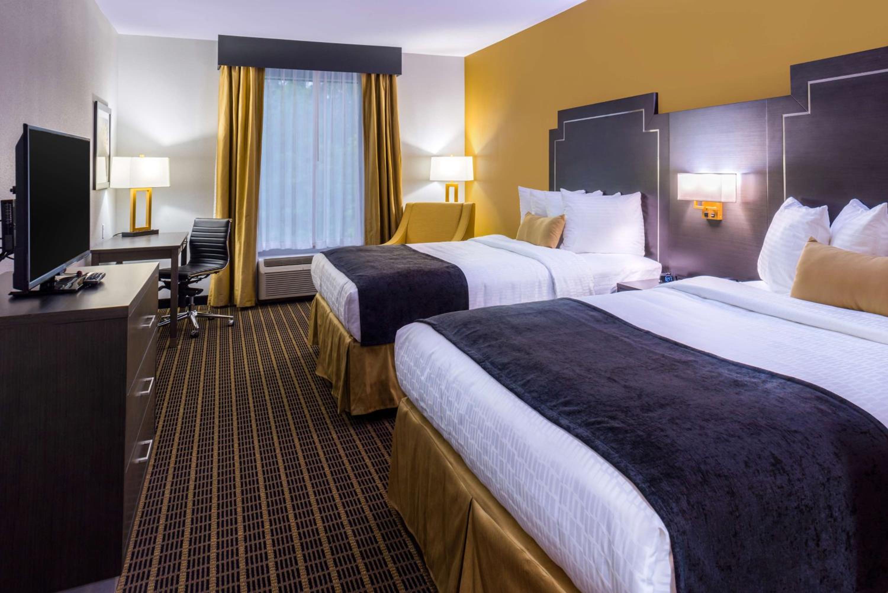 Queen Suite with Two Queen Beds and Sofa Bed photo 3
