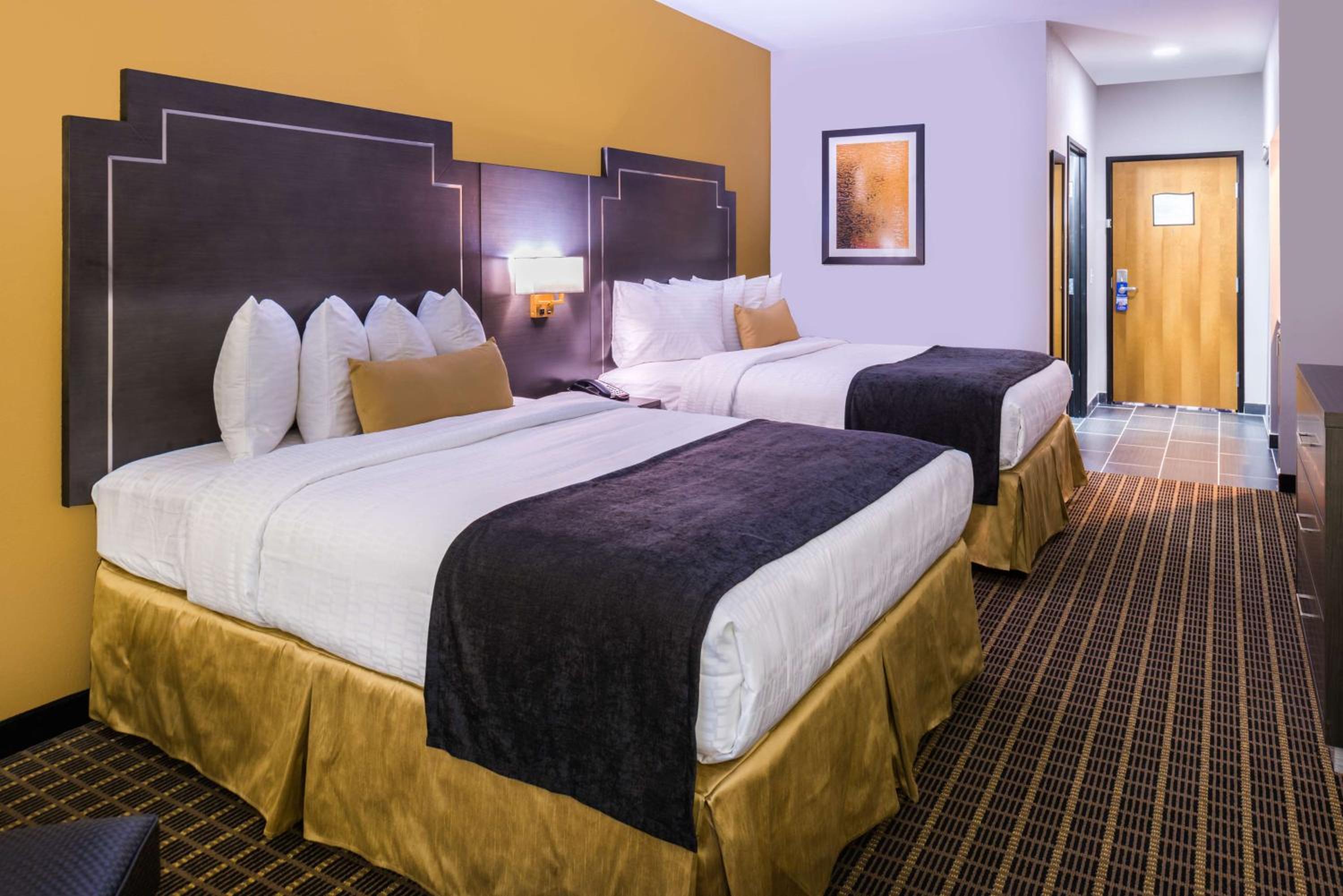 Queen Room with Two Queen Beds and Mobility Accessible Bathtub photo 3