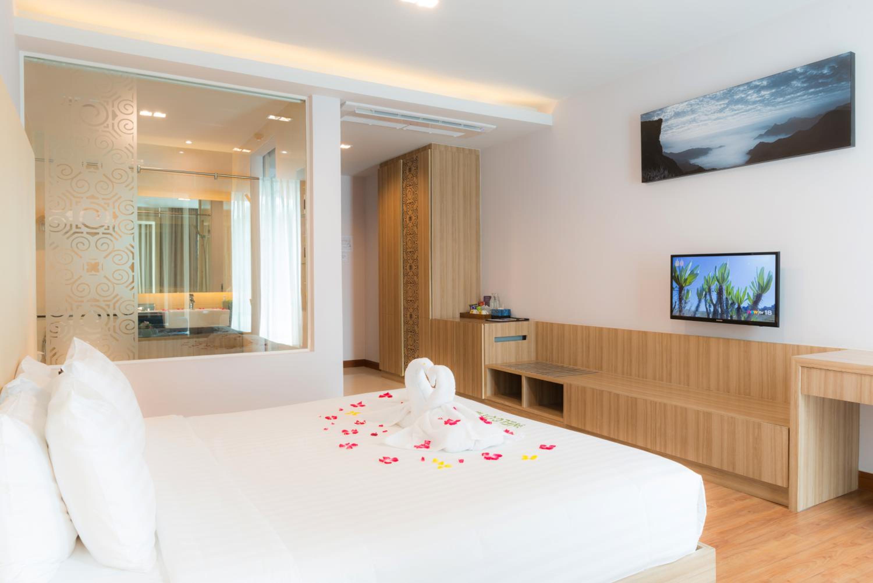 Deluxe Double Room with Pool Access - Photo 13