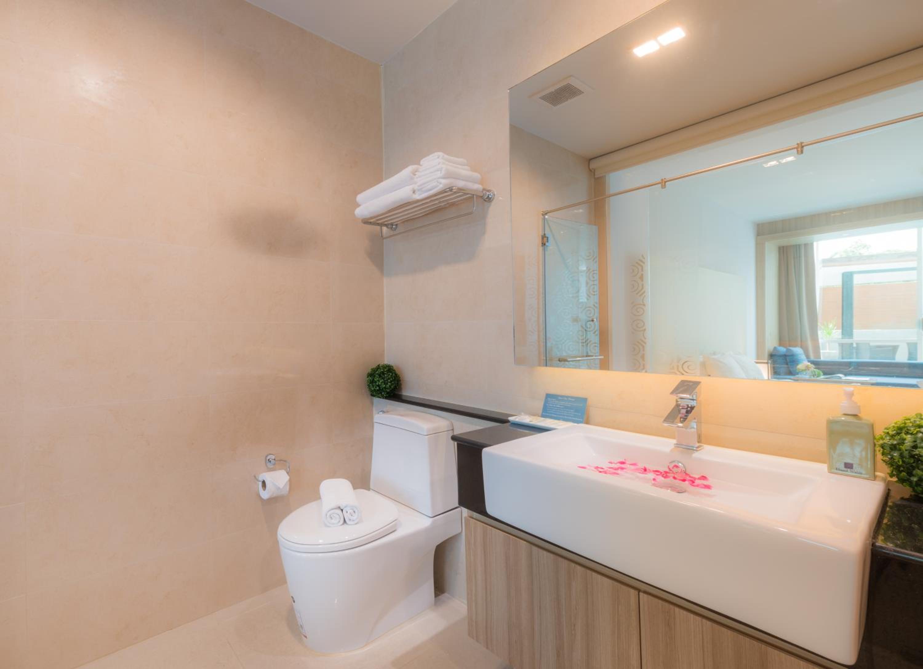 Deluxe Double Room with Pool Access - Photo 11