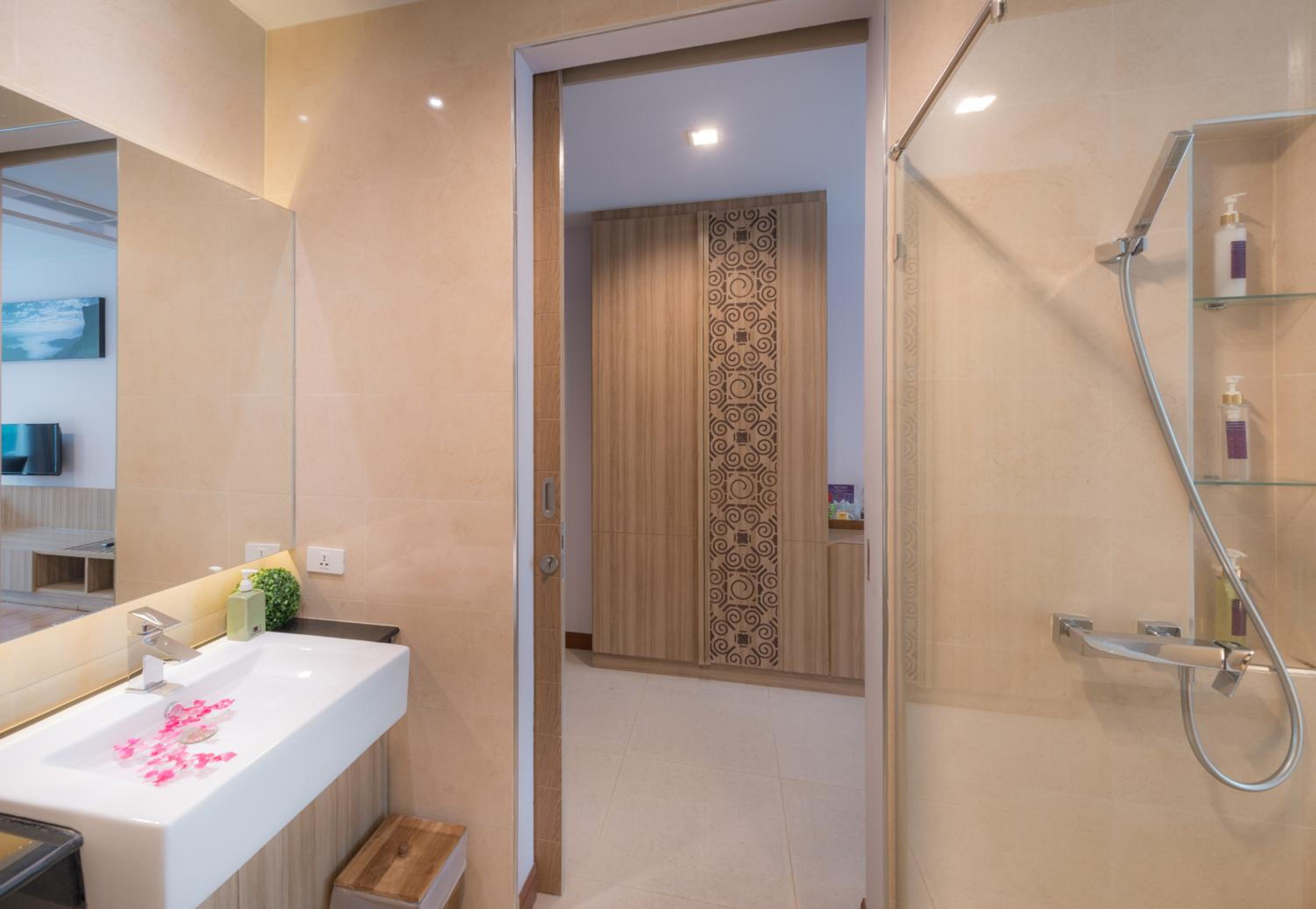 Deluxe Double Room with Pool Access - Photo 10