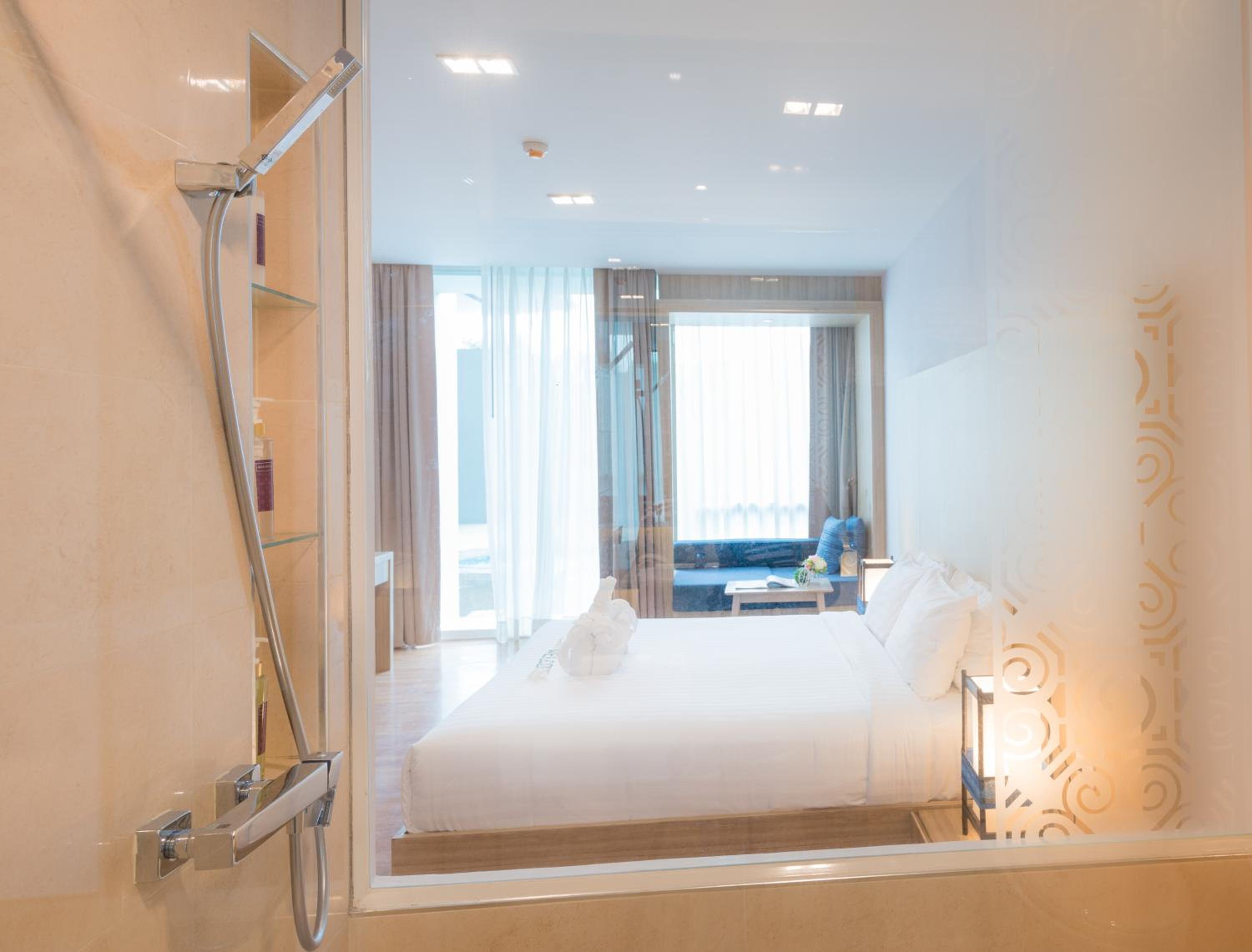 Deluxe Double Room with Pool Access - Photo 14