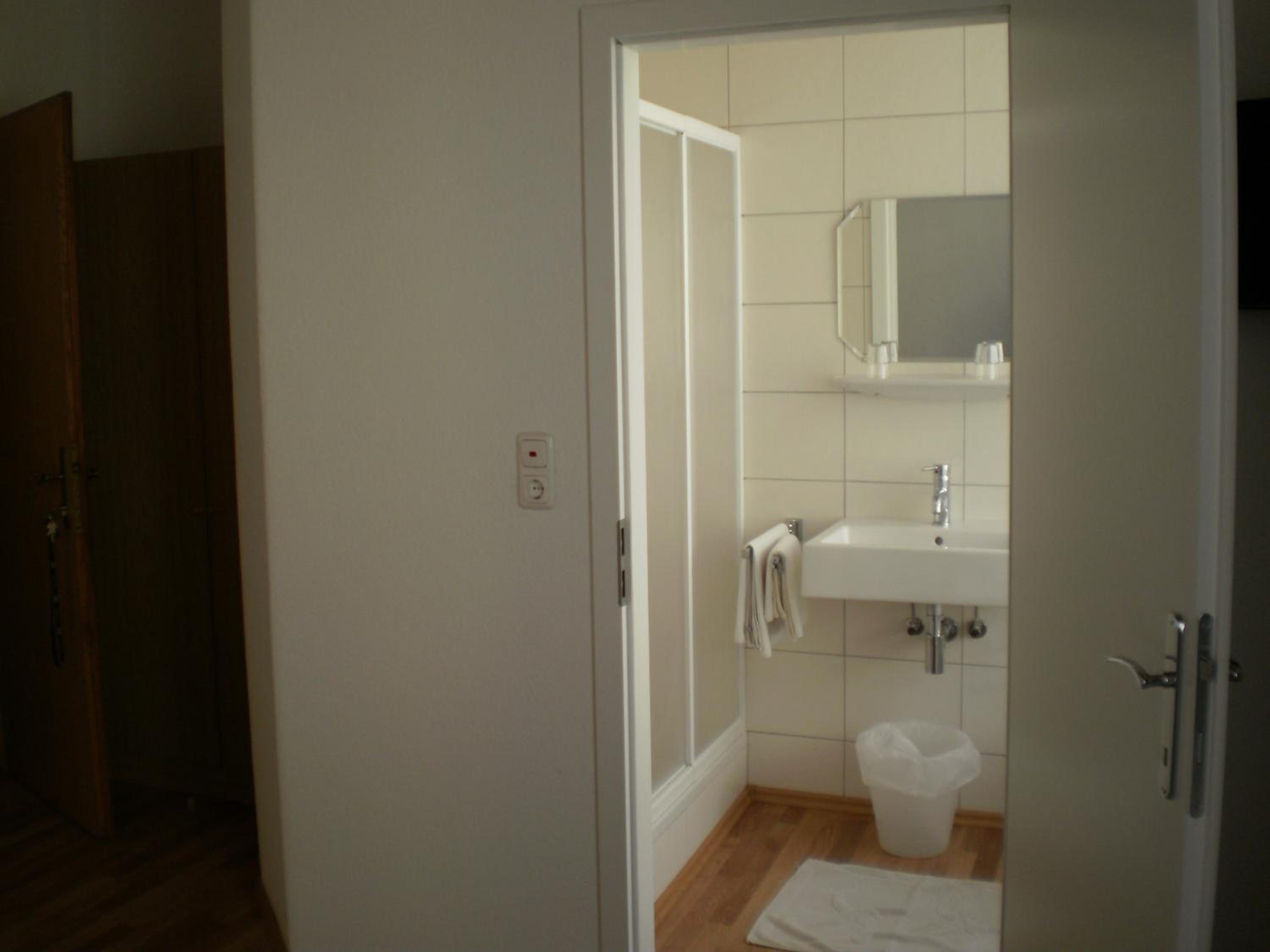 Double Room with Private Bathroom - Photo 11