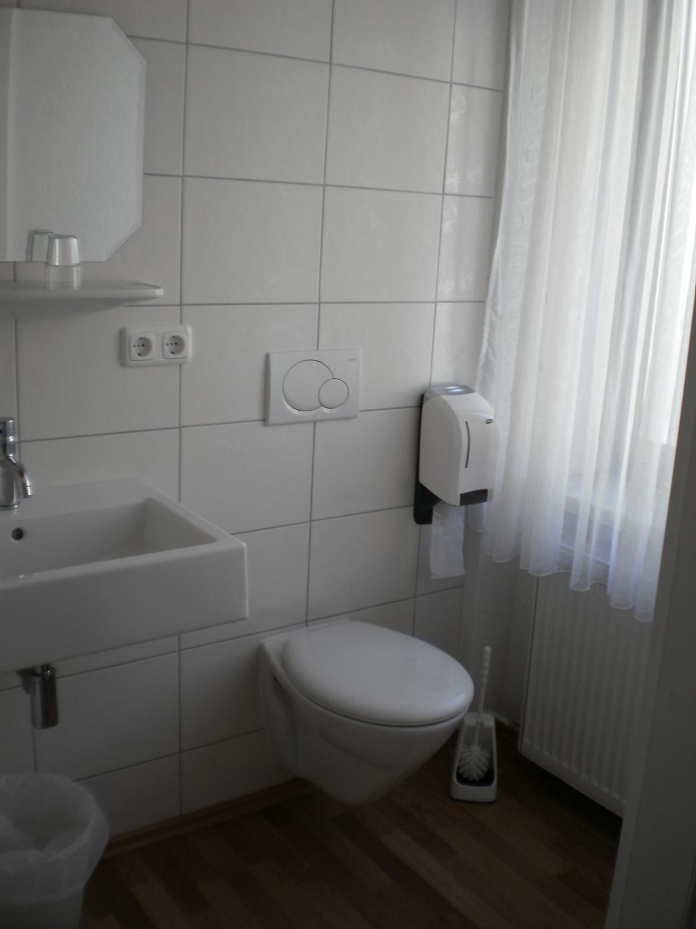 Double Room with Private Bathroom - Photo 14