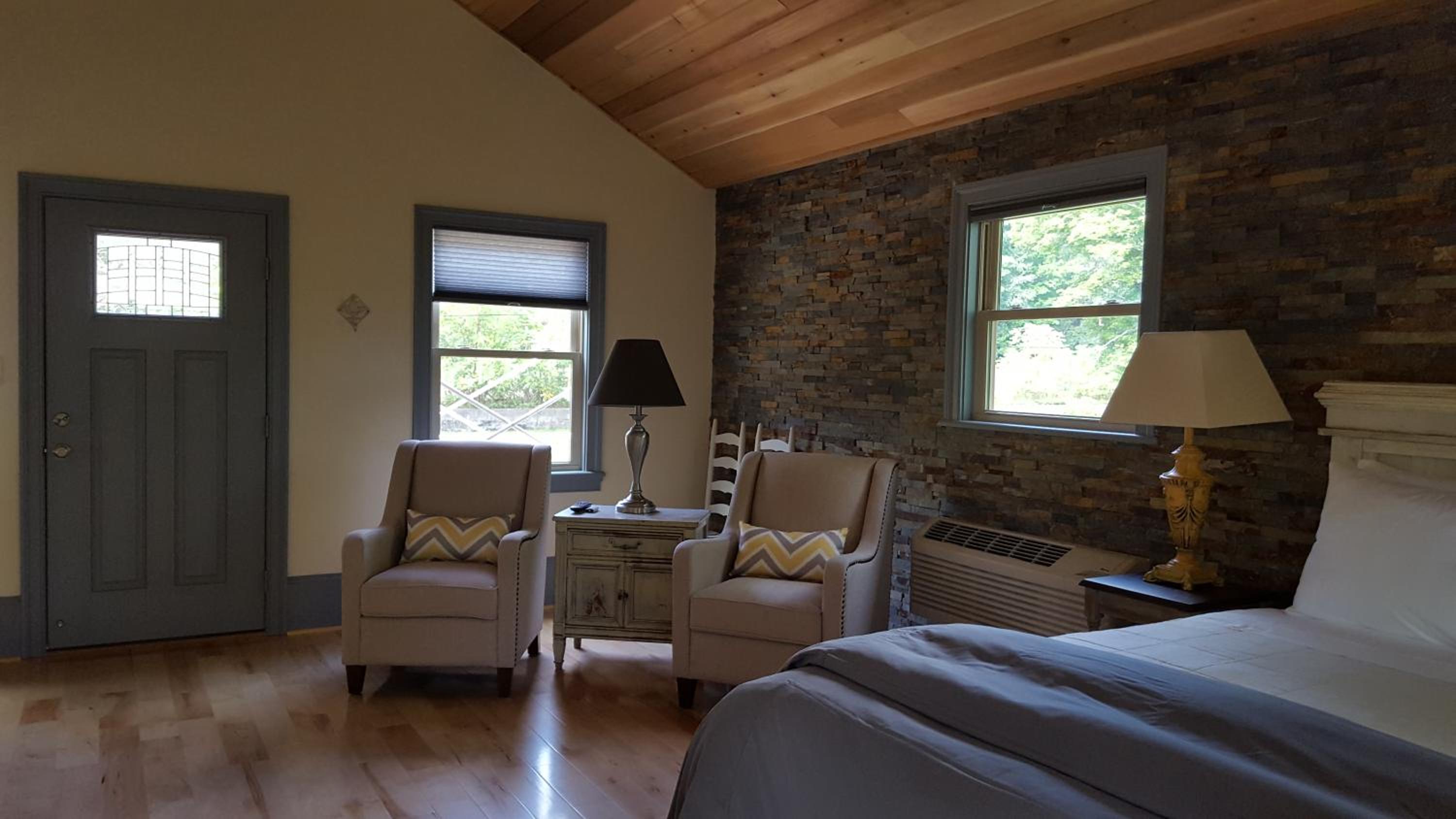 Queen Cabin with Kitchen photo 3