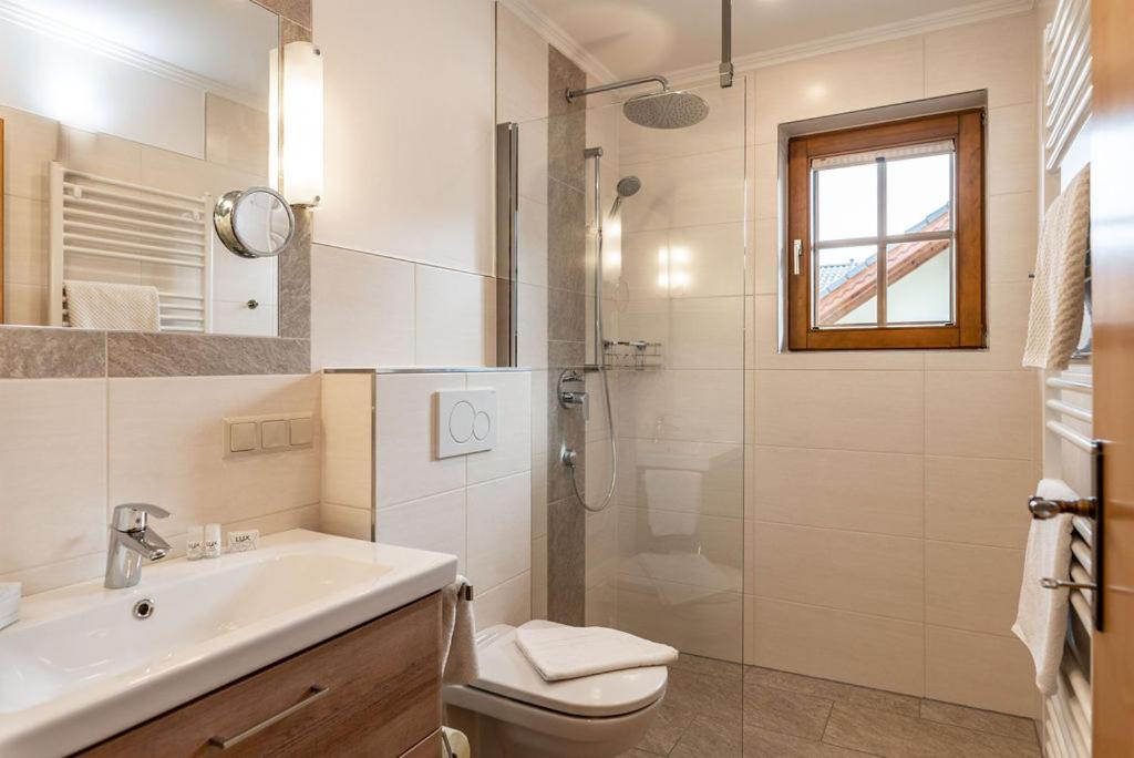 One-Bedroom Apartment with Balcony and Mountain View   photo 1