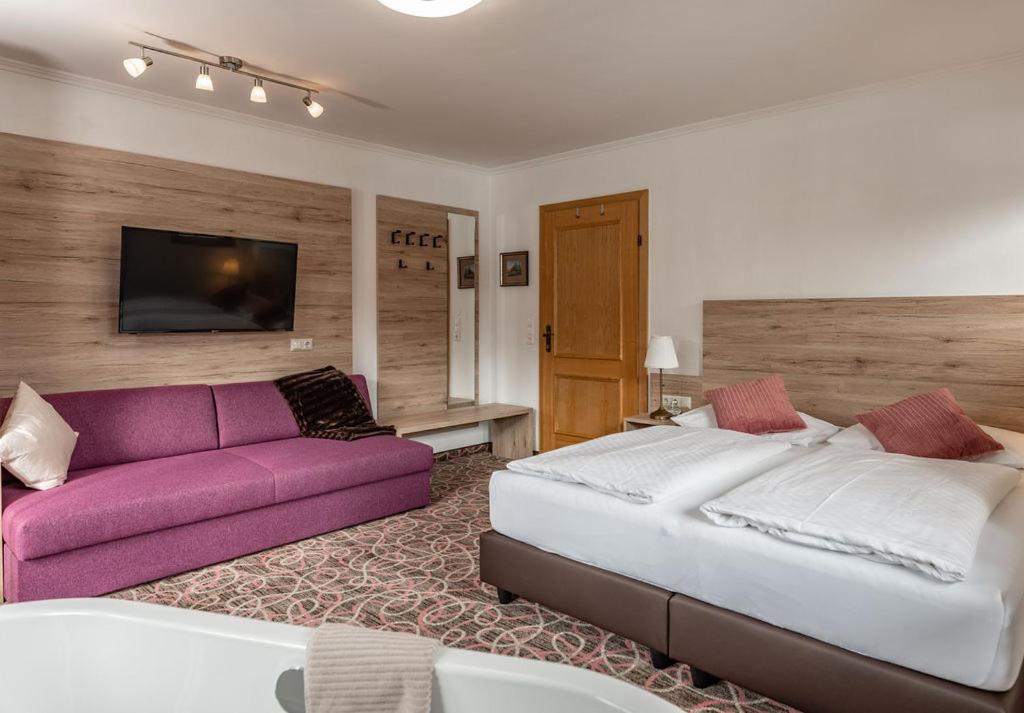 One-Bedroom Apartment with Balcony and Mountain View   photo 3