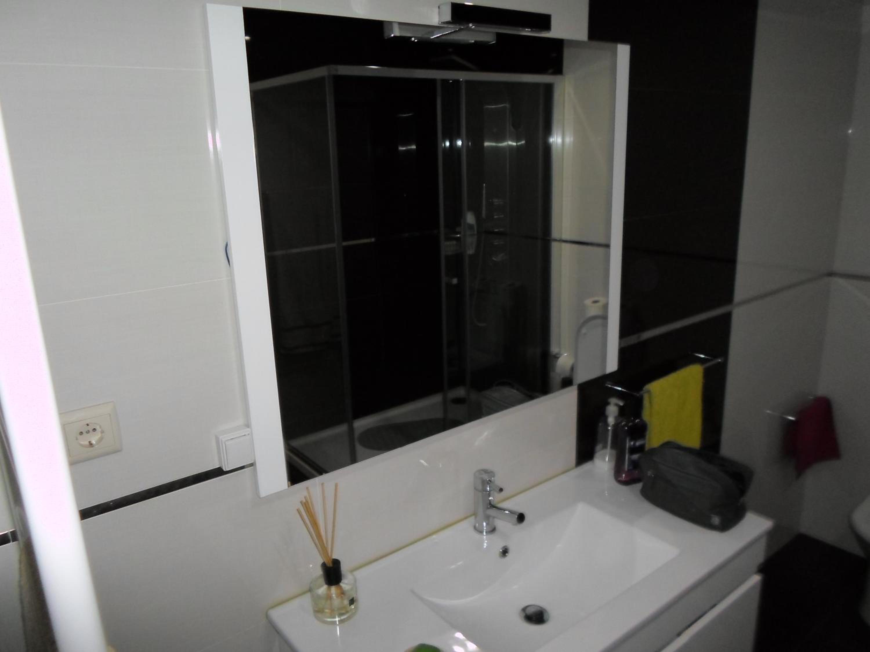 King Room with Balcony - Photo 11
