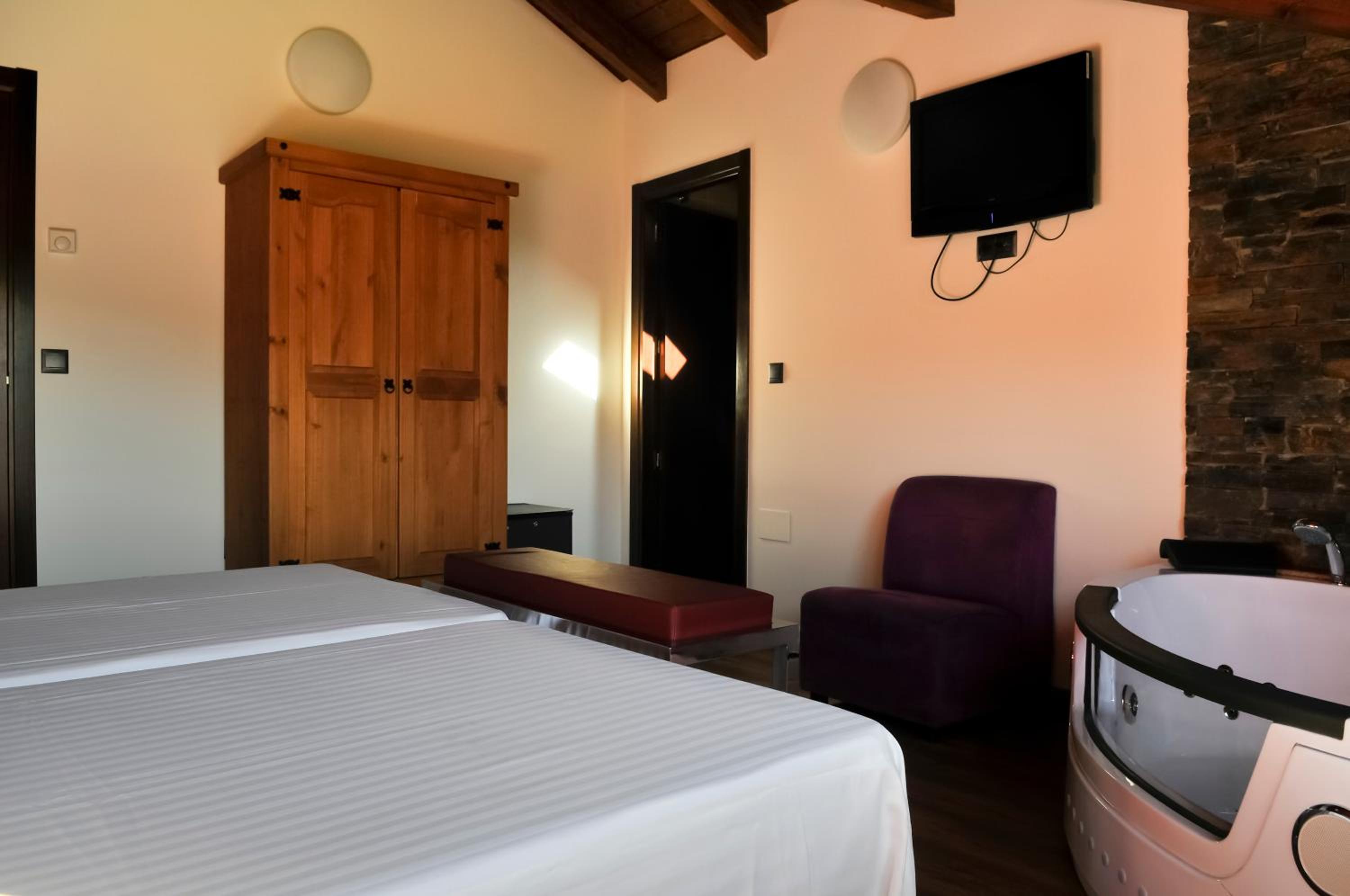 Suite With Spa Bath - Mountain View