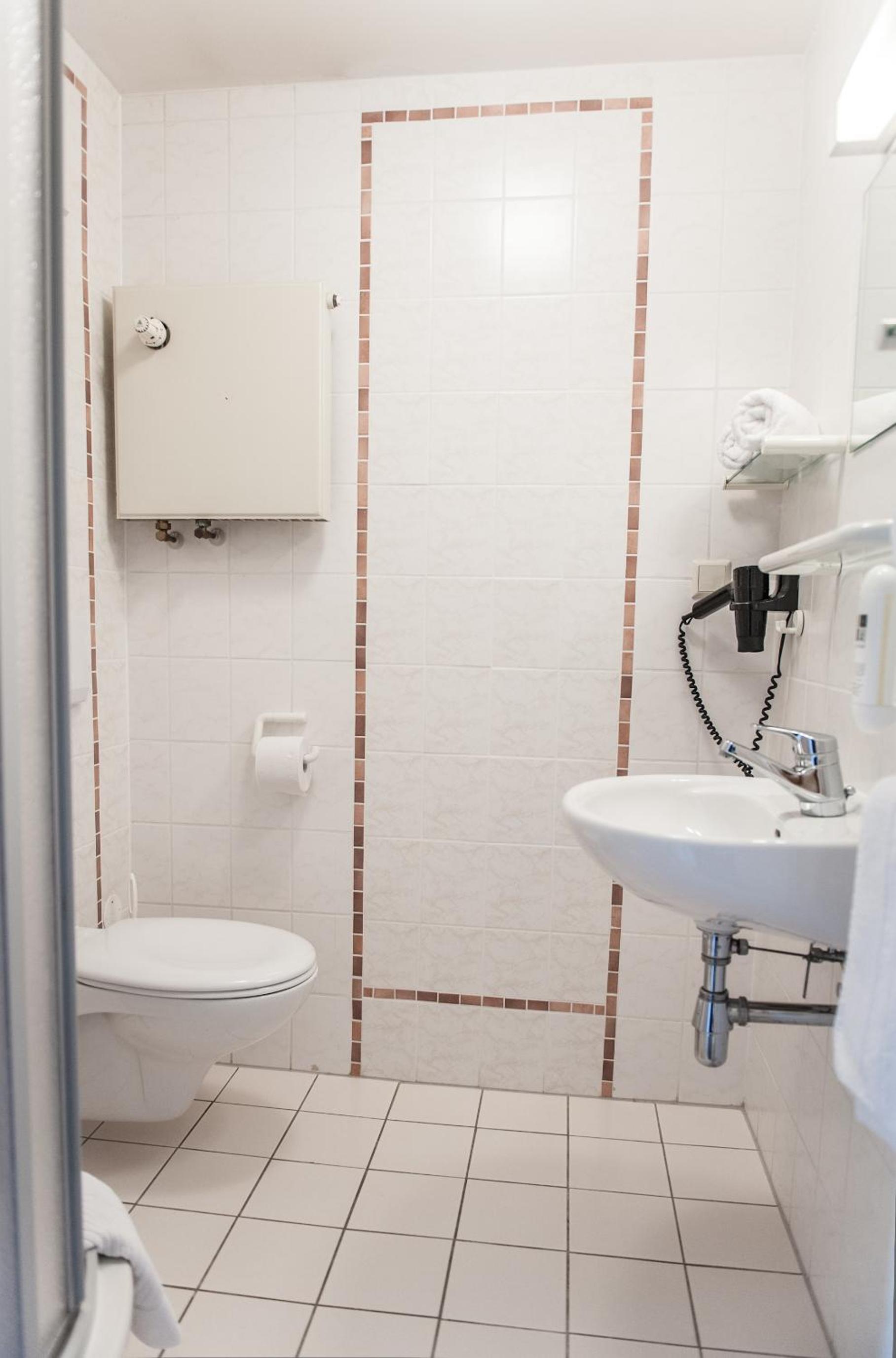 Twin Room with Shower - Photo 12