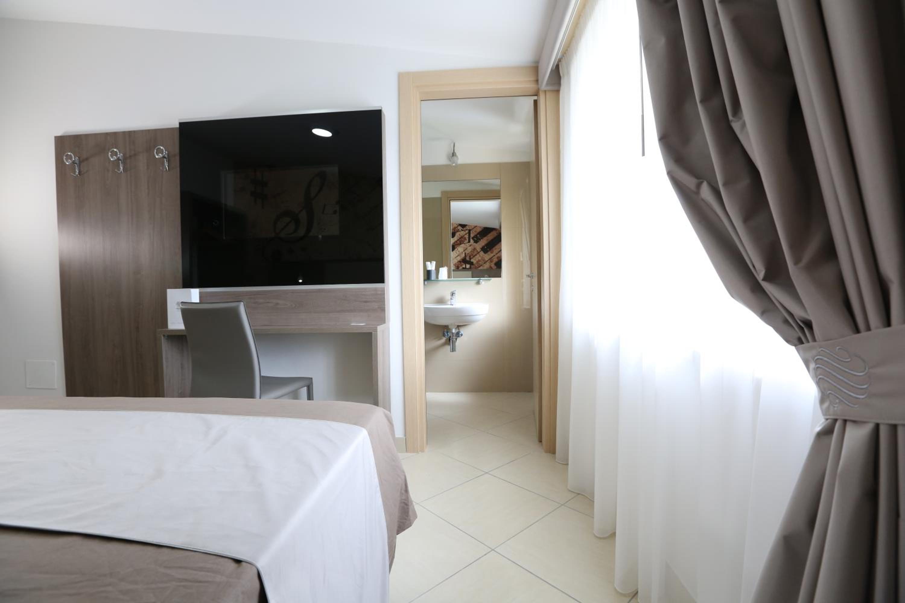 Double or Twin Room with Balcony - Photo 1