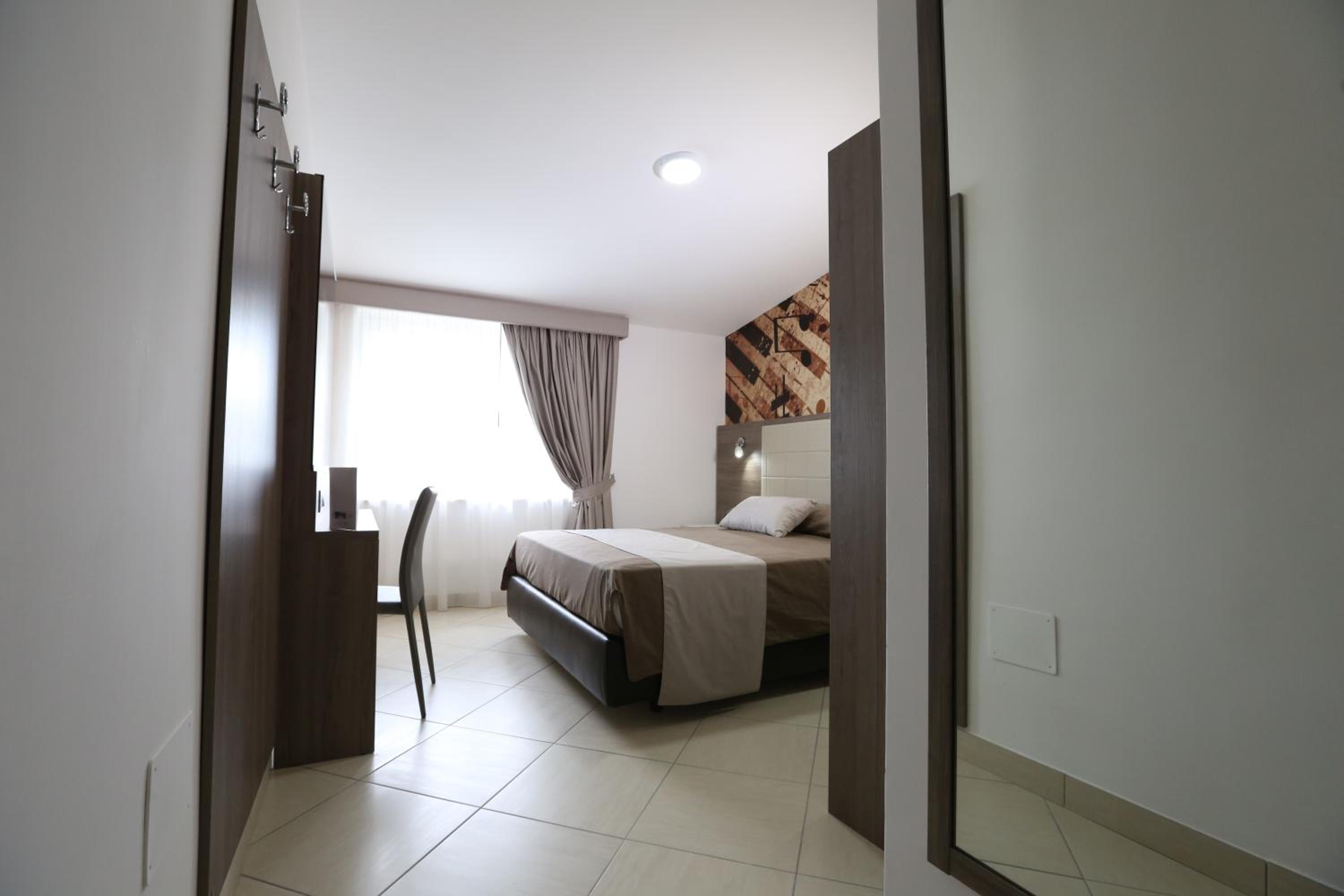 Junior Suite with Shower - Photo 4