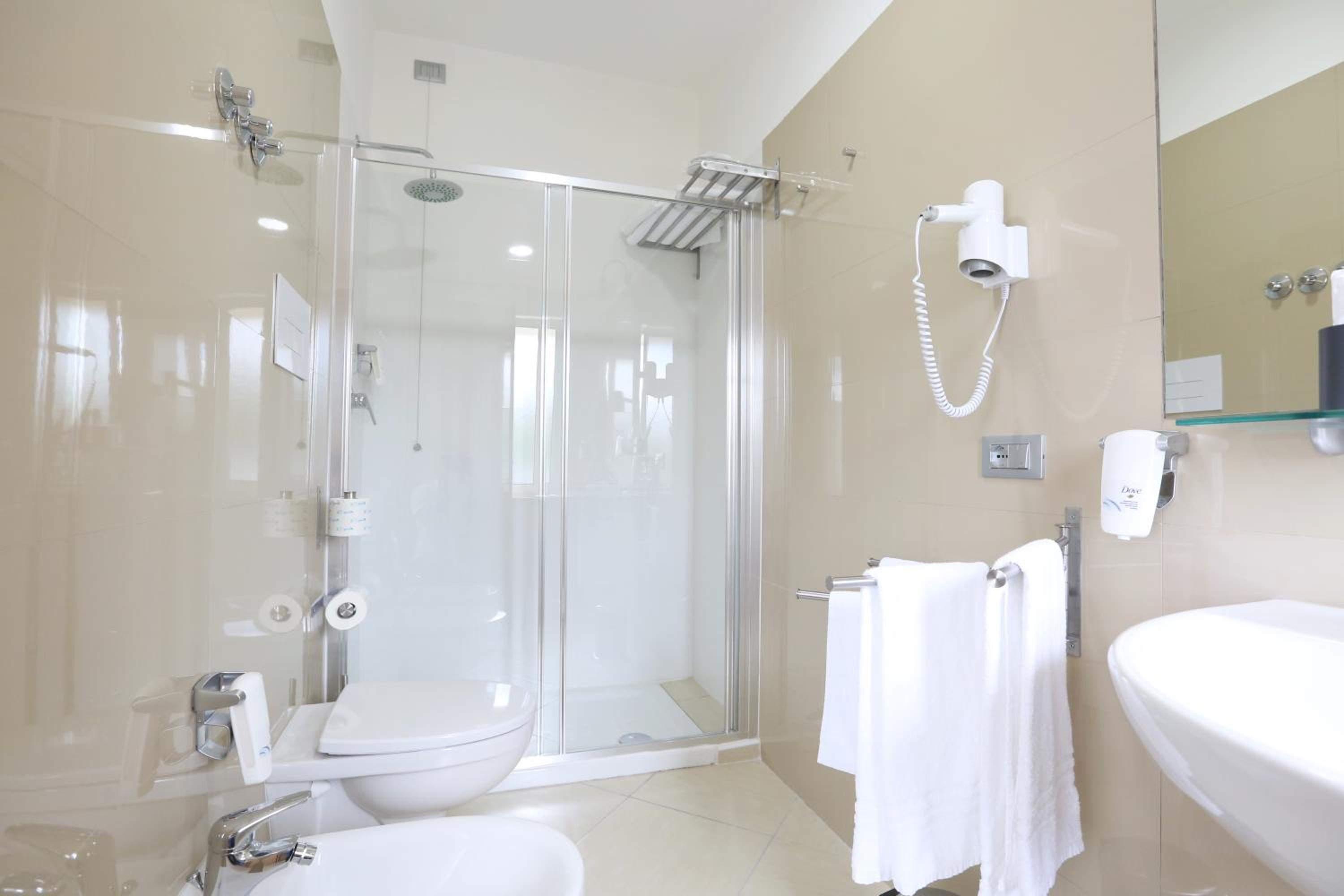 Double or Twin Room with Balcony - Photo 4