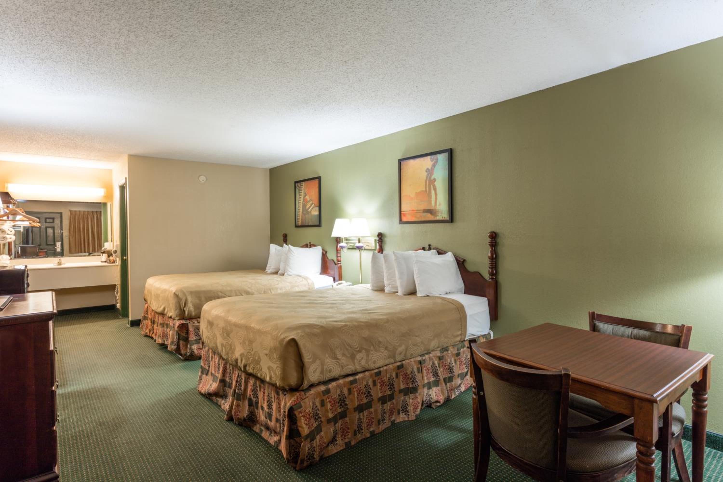 Queen Room with Two Queen Beds First Floor - Non-Smoking - Photo 1