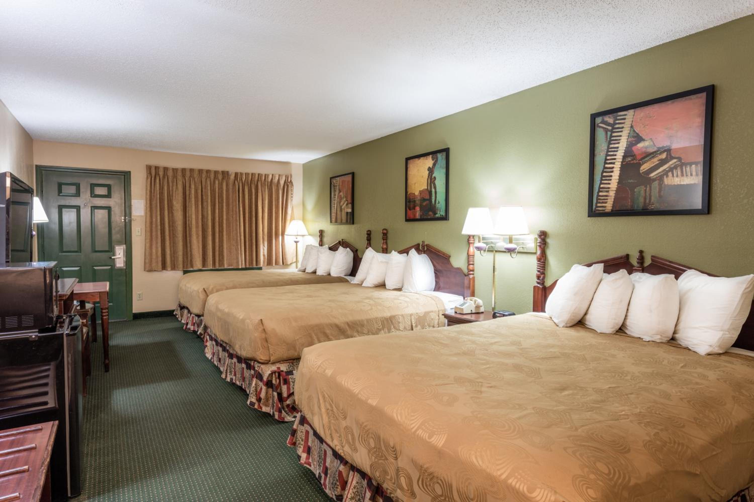 Queen Room with Three Queen Beds - First Floor - Non-Smoking - Photo 1