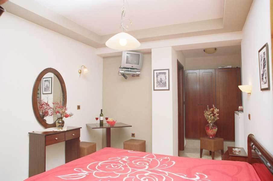 Double Room with Lake View - Photo 5