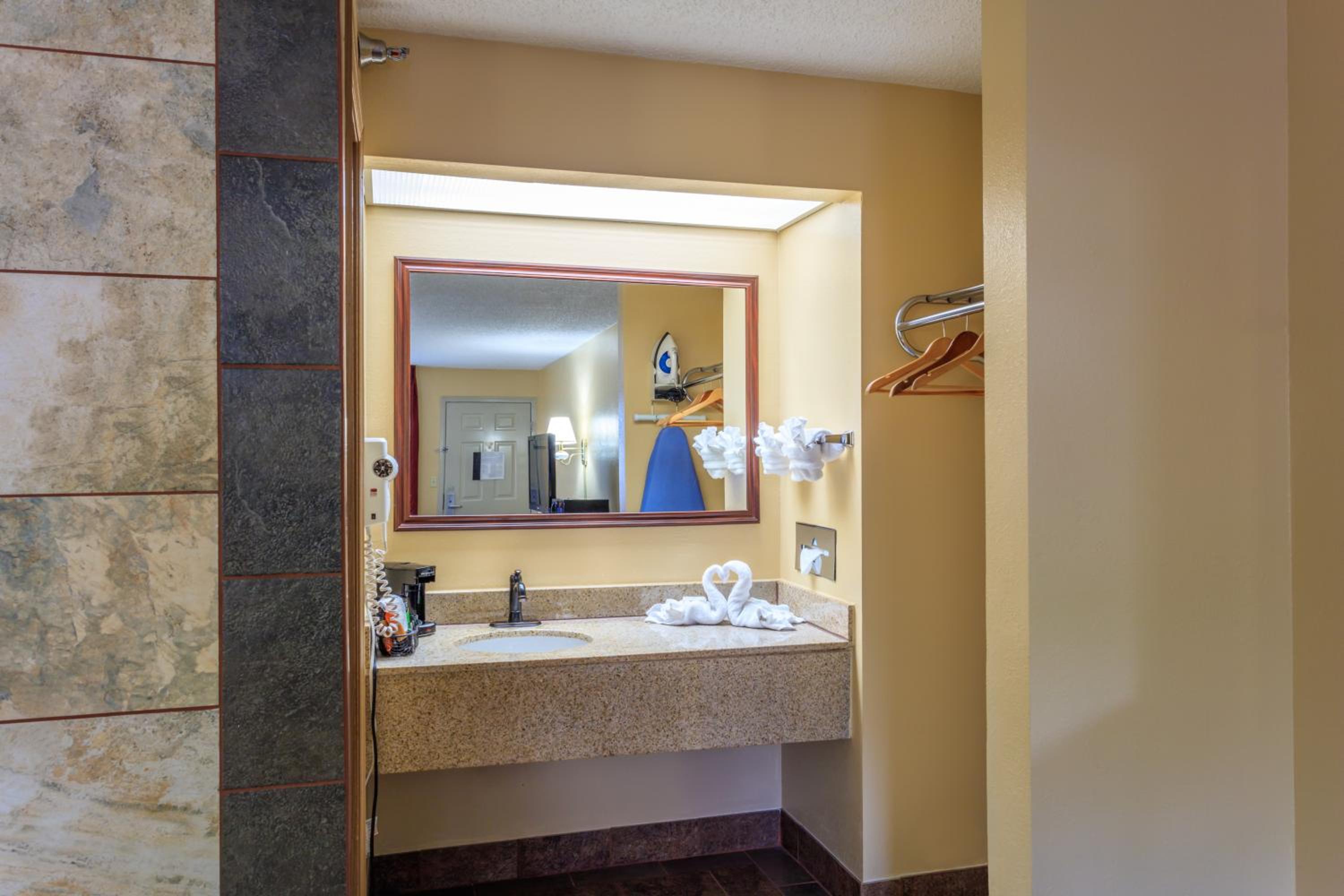 Plush King Bed with Jacuzzi (Ground Level) - Photo 4
