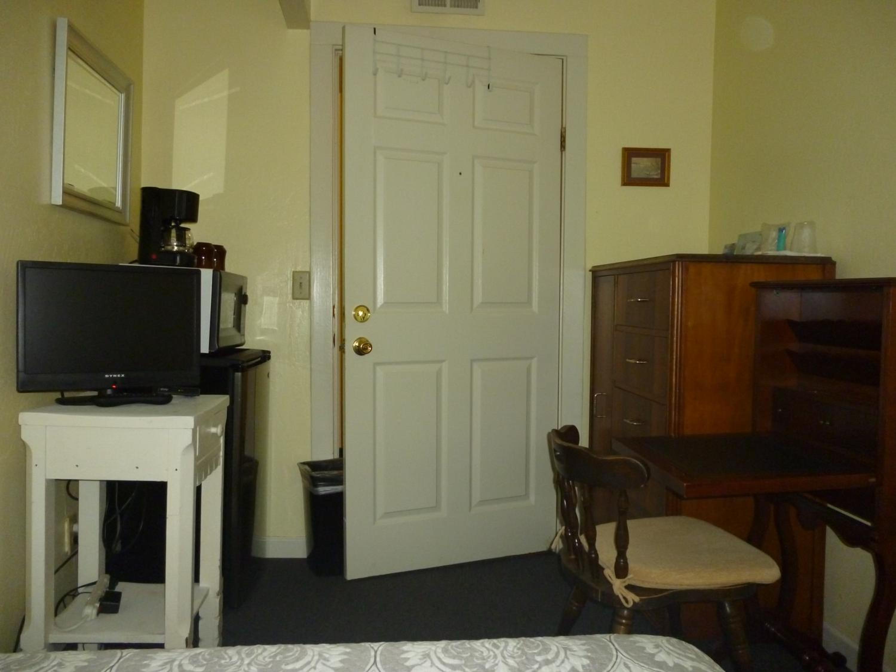 Basic Room, One Bed, No Bathroom photo 3