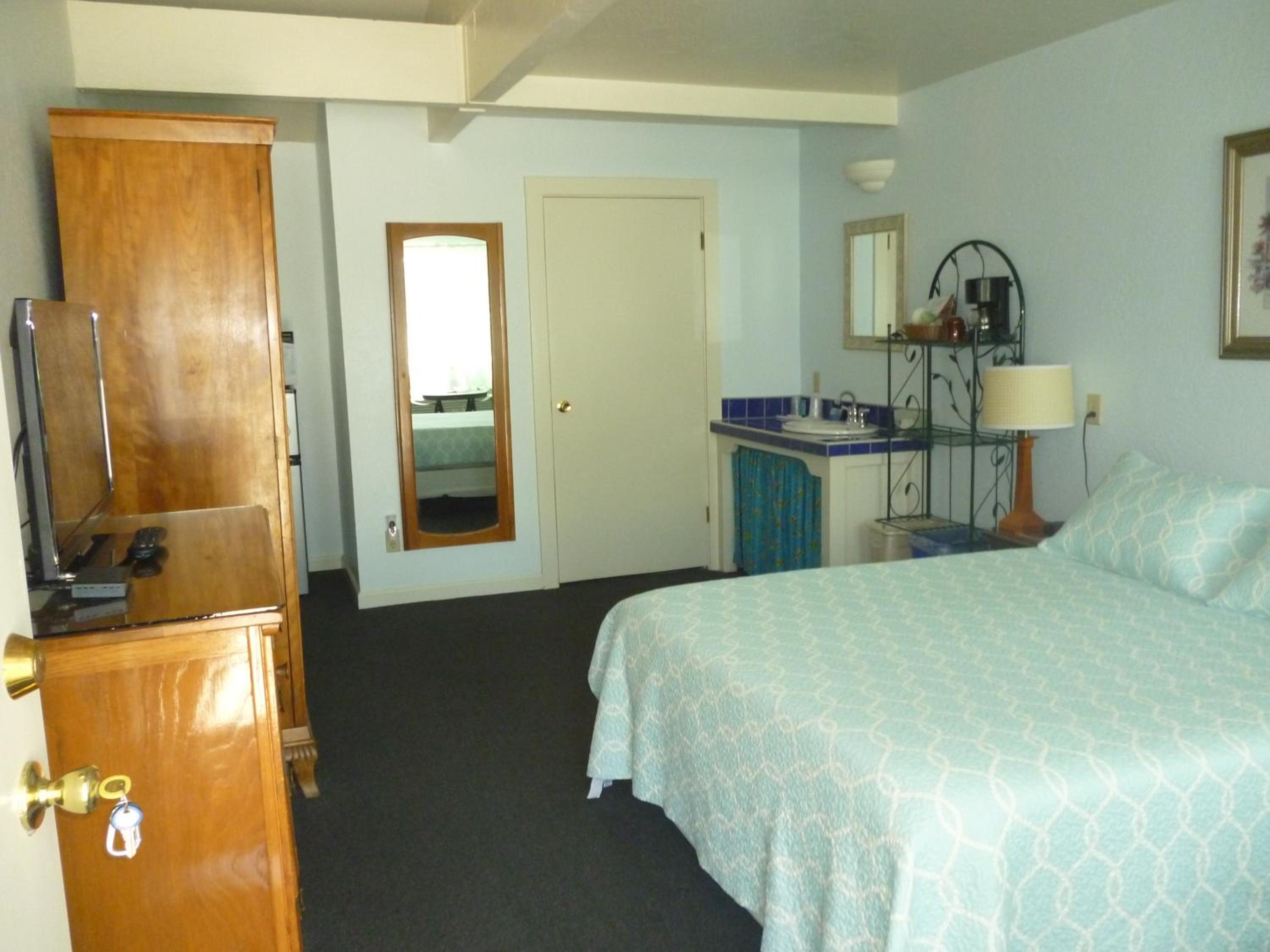 Queen Room with Private Bath photo 2