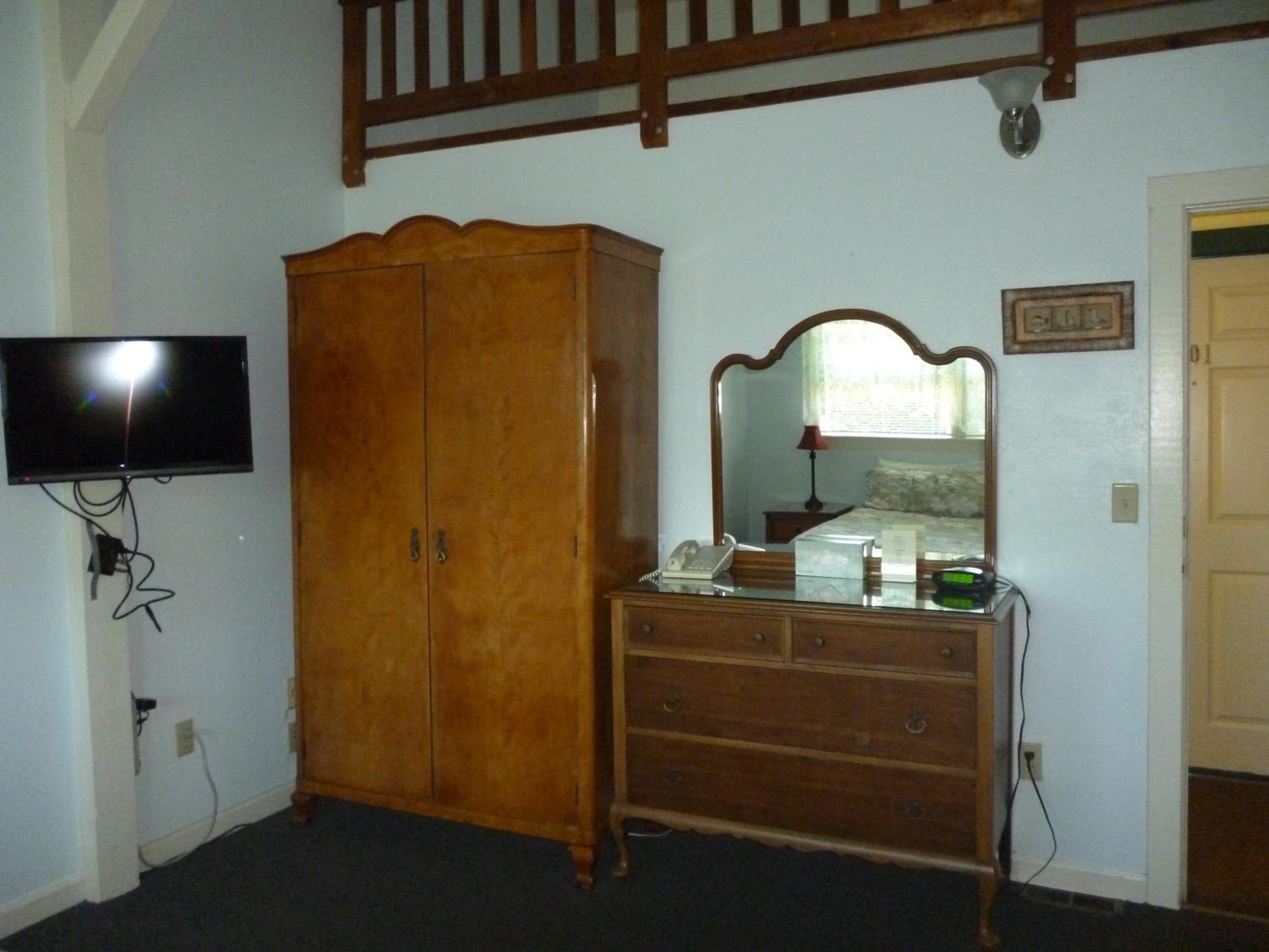 Deluxe King Room with Private Bath photo 3