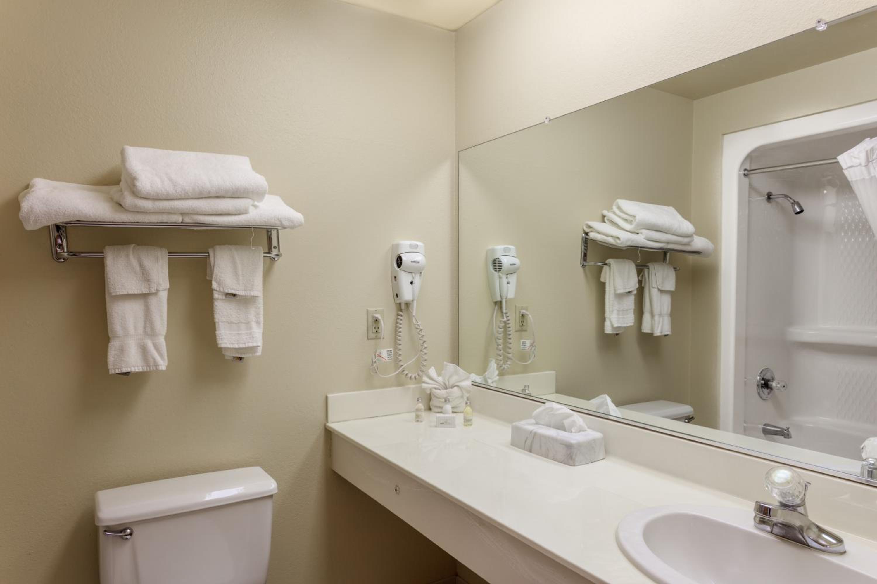 Queen Room with Two Queen Beds with Roll-In Shower - Disability Access - Photo 2