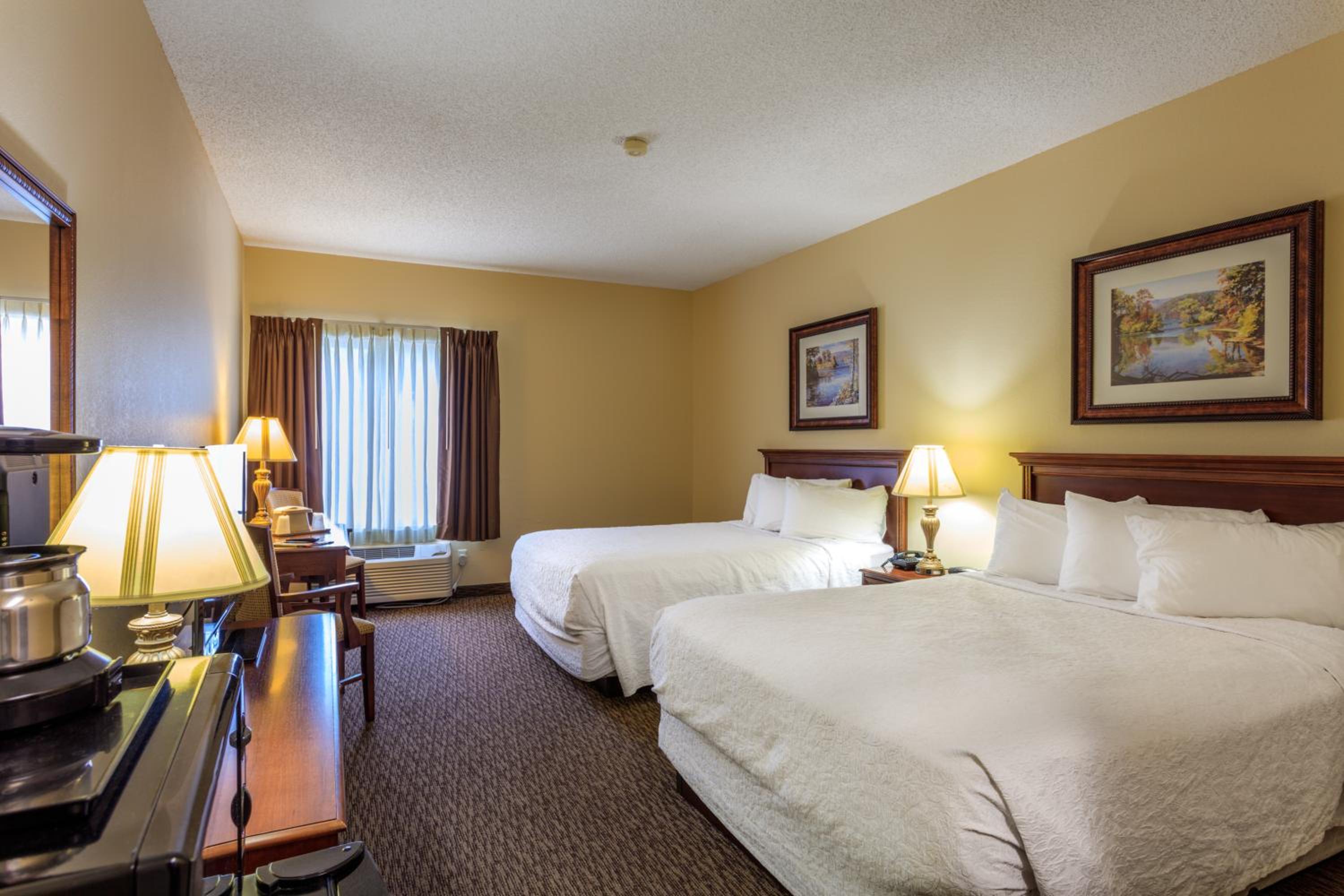 Queen Room with Two Queen Beds with Roll-In Shower - Disability Access - Photo 4