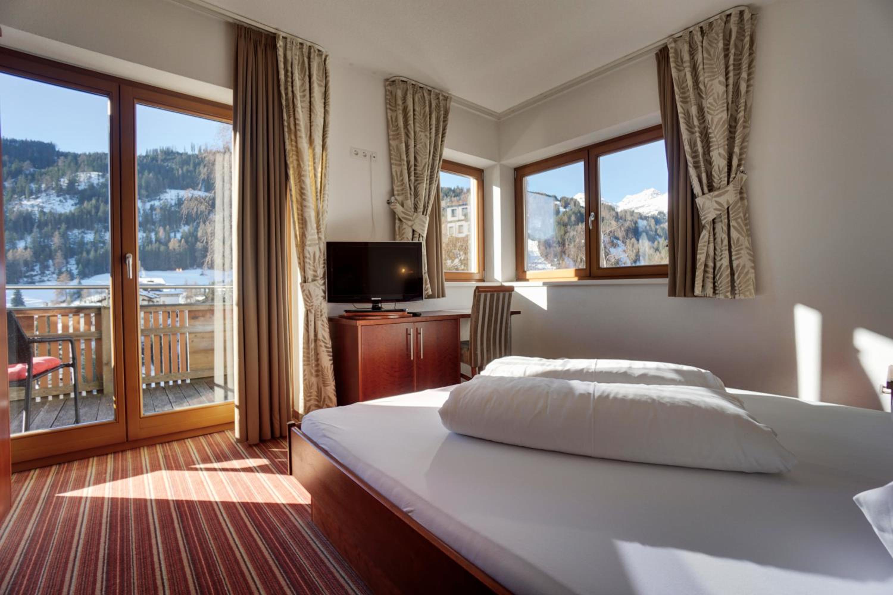 One-Bedroom Apartment with Balcony photo 2
