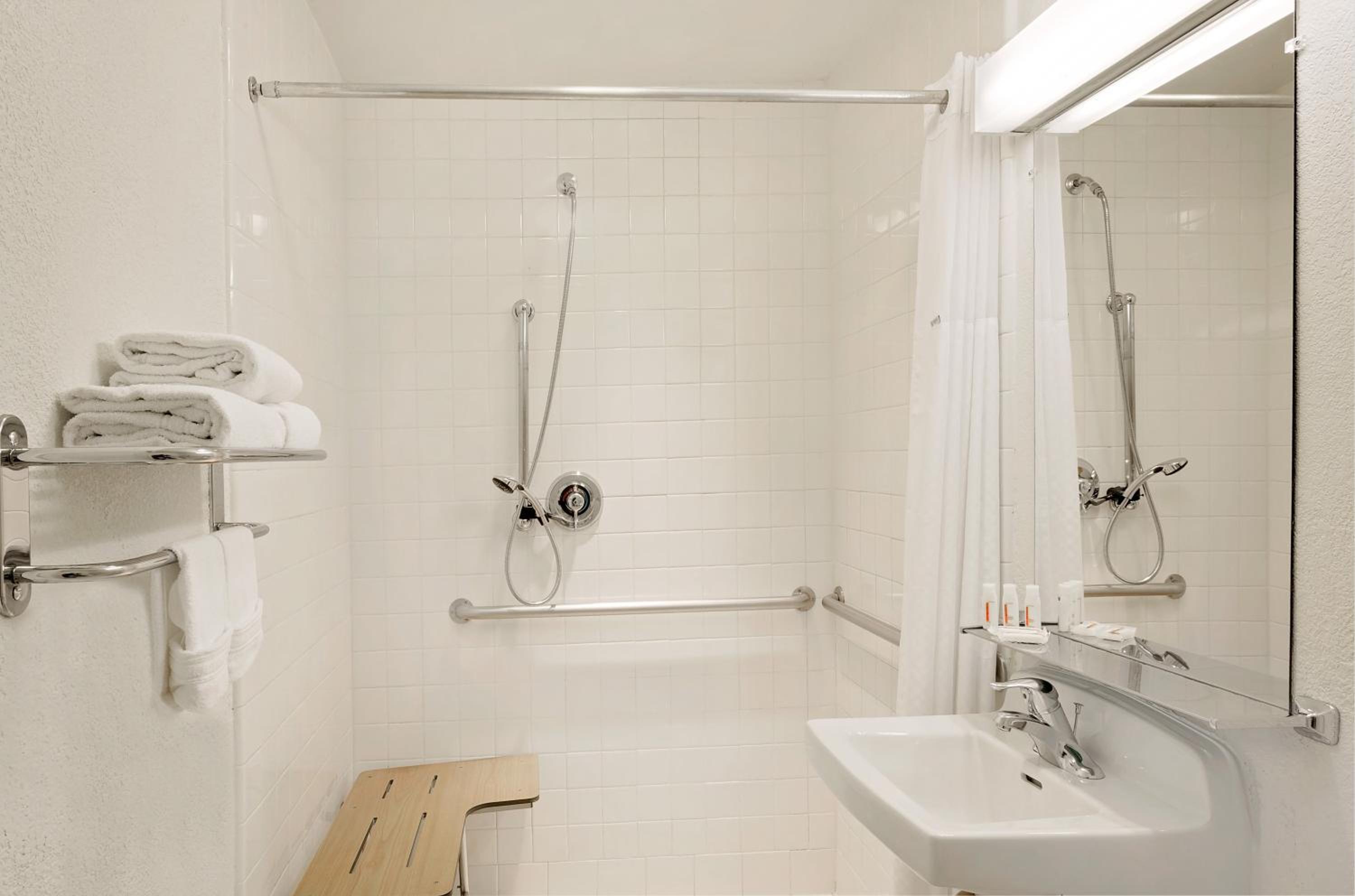 Double Room - Mobility Access/Non-Smoking photo 3