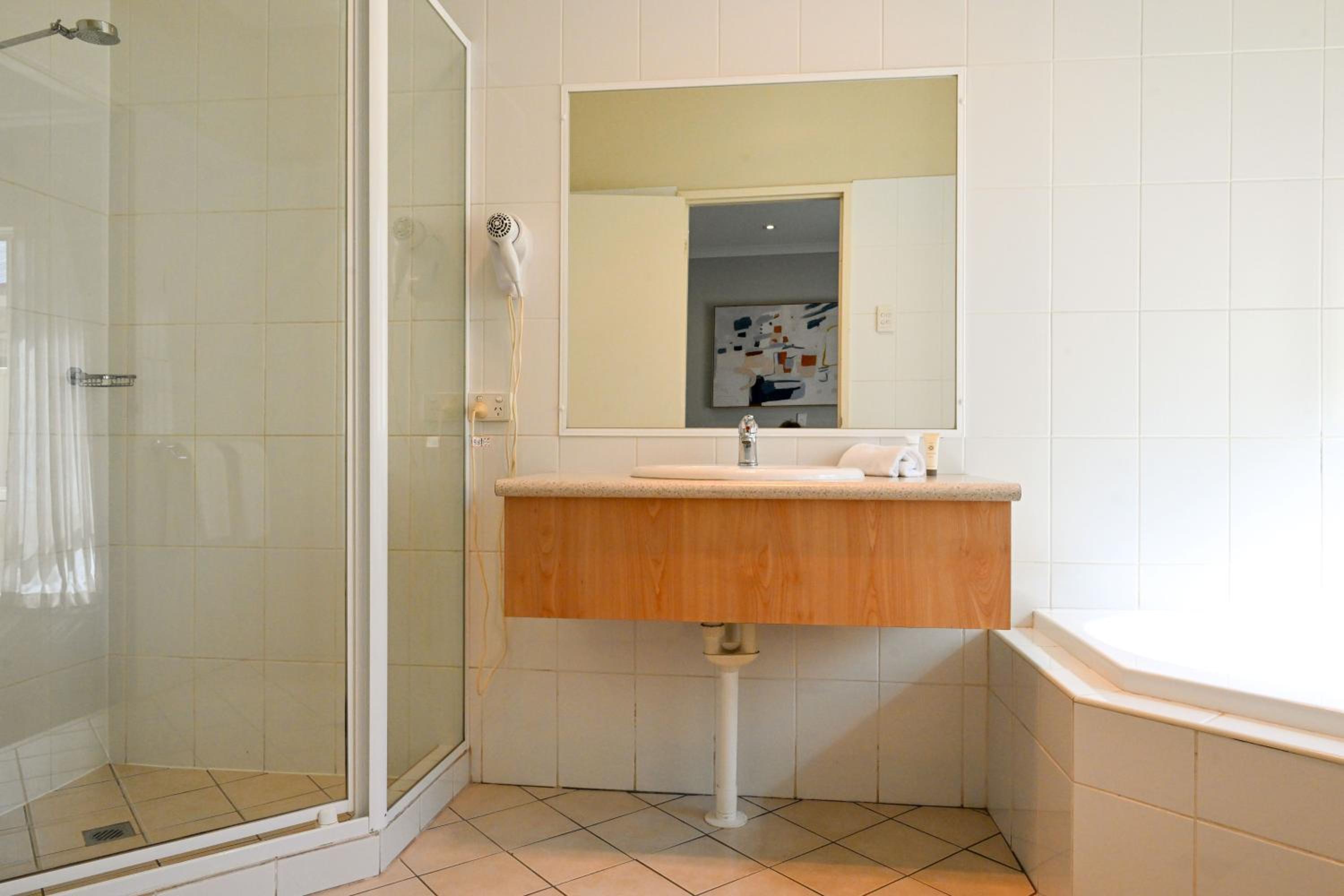 King Suite with Spa Bath photo 3