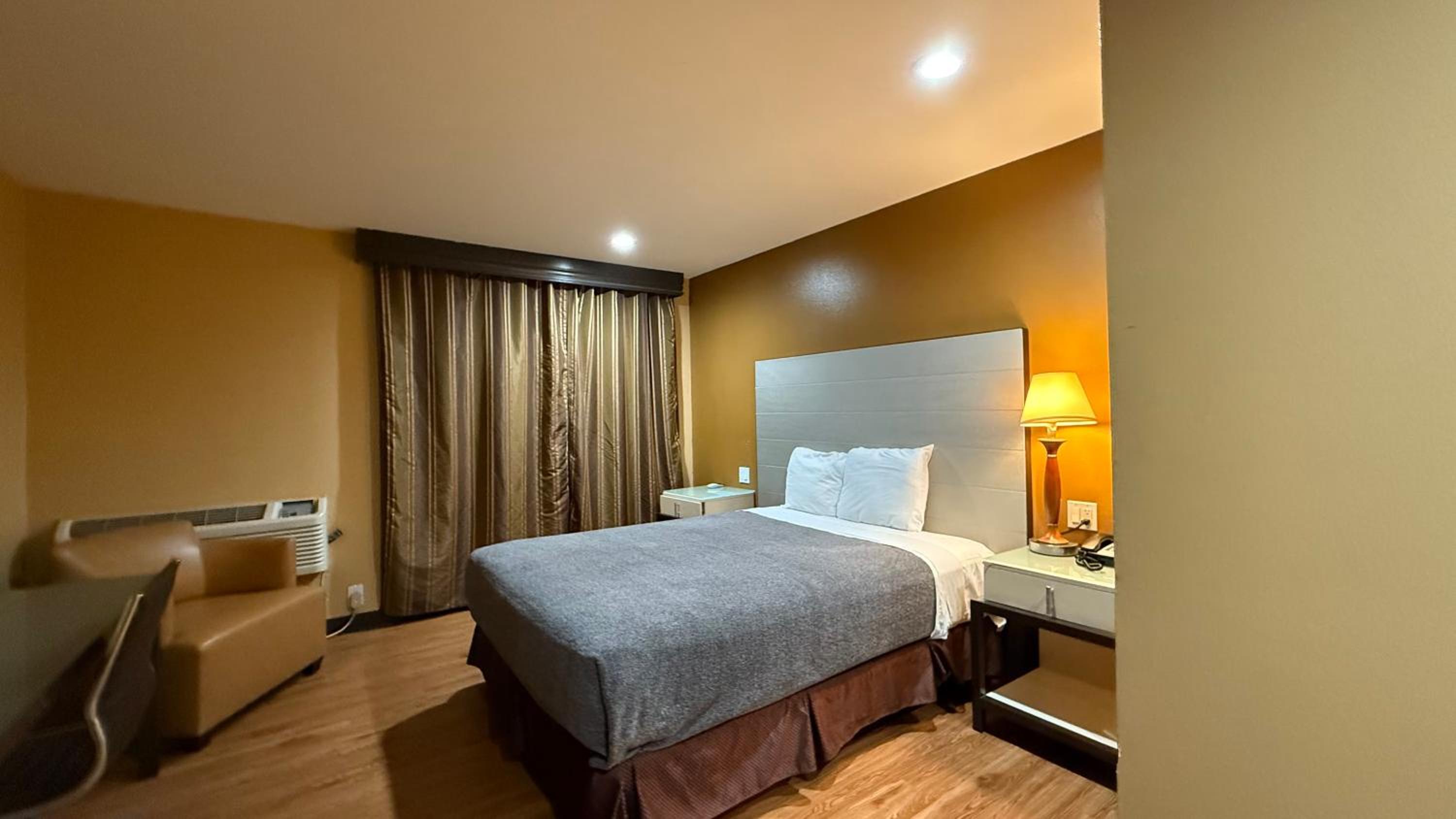 Queen Room - Disability Access photo 2